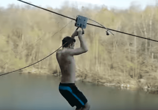Philipp an einer selbst gebauten Seilbahn über einem See während seiner Zeit als YouTuber der “Real Life Guys”. | Quelle: youtube.com/c/TheRealLifeGuys