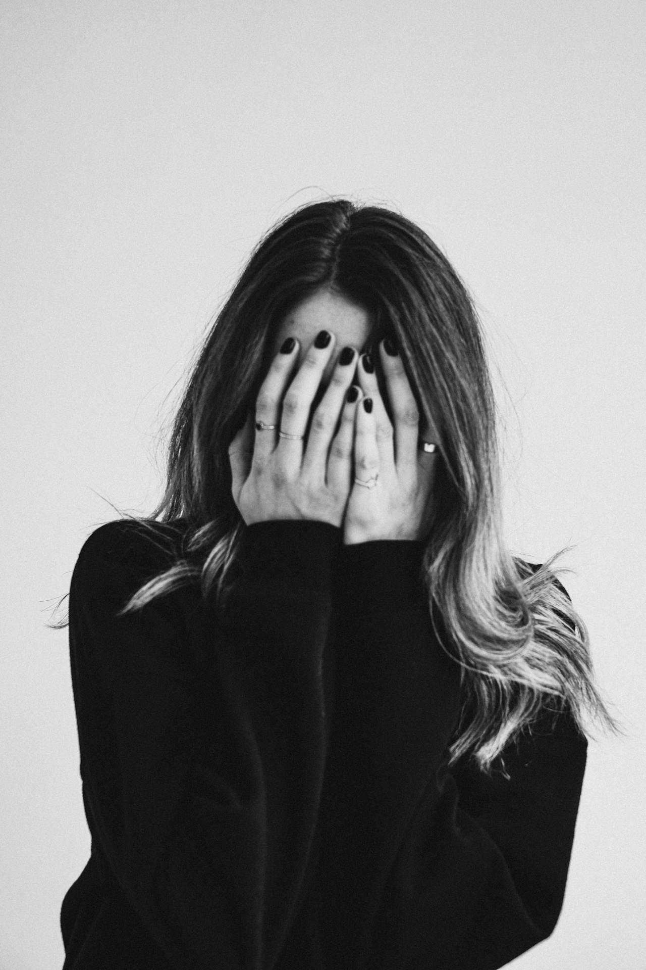 Graustufenaufnahme einer zerschmetterten Frau | Quelle: Pexels