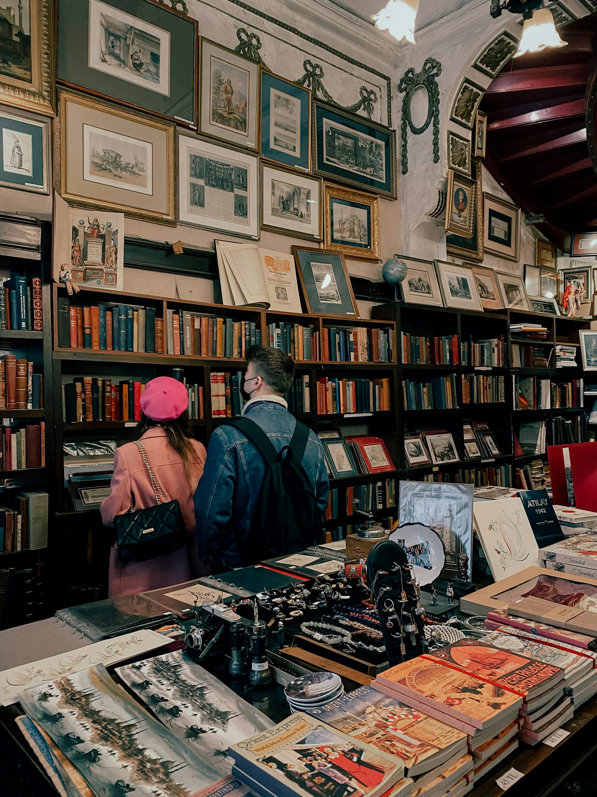 Ein Paar in einer Buchhandlung | Quelle: Pexels