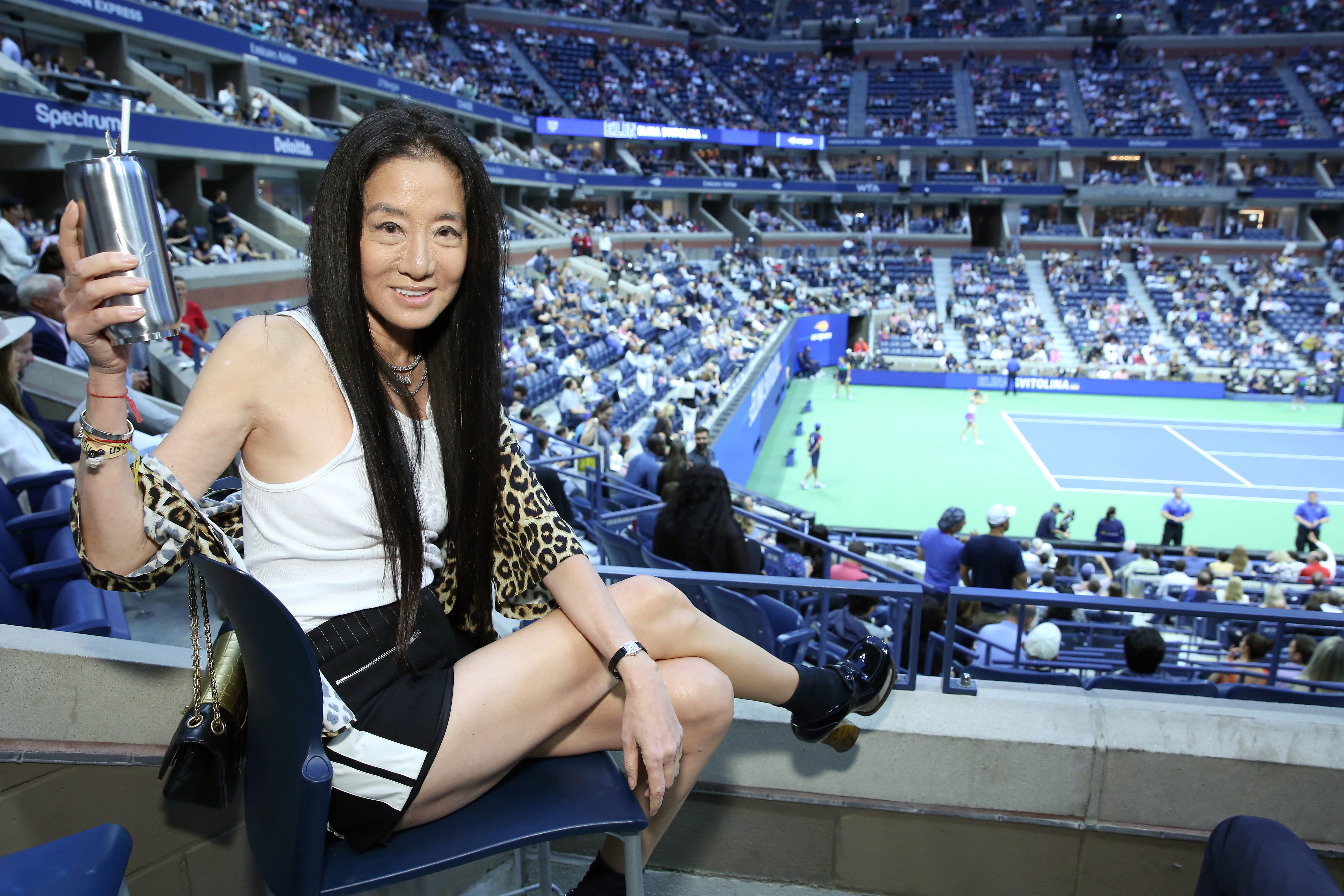 Vera Wang hob am 5. September 2019 in New York City im Arthur-Ashe-Stadion bei dem Grey-Goose-Toast auf die US Open 2019 ihren silbernen Becher von ihrem Stadionplatz aus. Mit Blick auf den Tennisplatz entschied sich die Designerin für einen sportlichen und zugleich glamourösen Look: Sie kombinierte ein schlichtes weißes Tanktop und schwarz-weiße Sportshorts mit einem drapierten Oberteil im Leopardenmuster, Lack-Plateau-Heels und ihrer charakteristischen wallenden rabenschwarzen Mähne. | Quelle: Getty Images