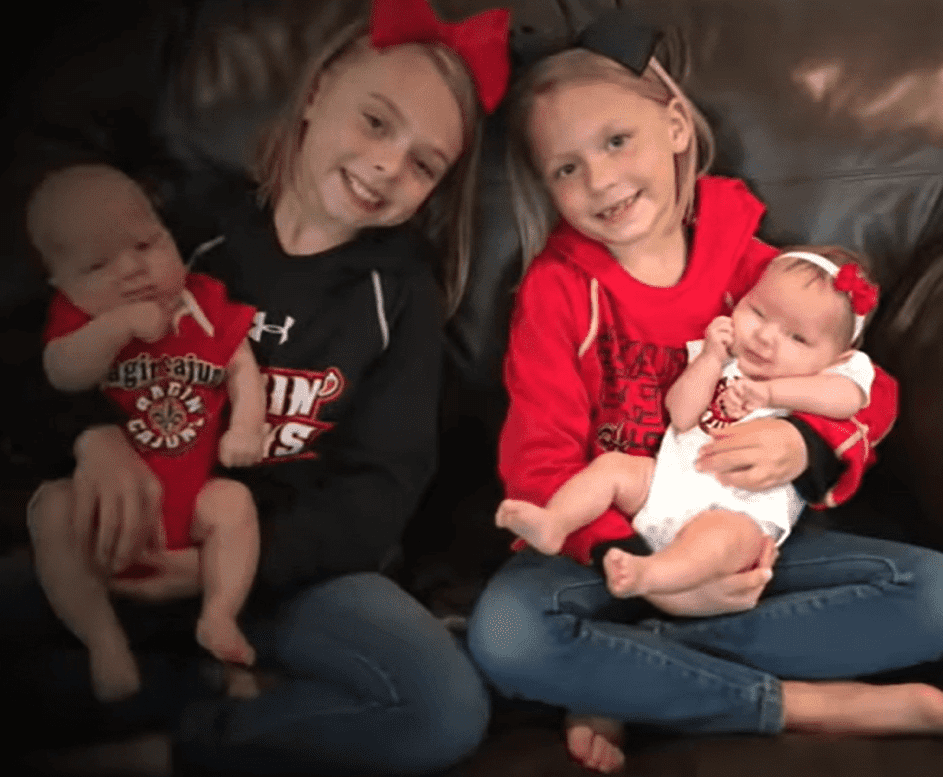 Die Schwestern Aubree und Mariah mit ihren kleinen Zwillingsgeschwistern Gavin und Grace. | Quelle: Youtube.com/Good Morning America