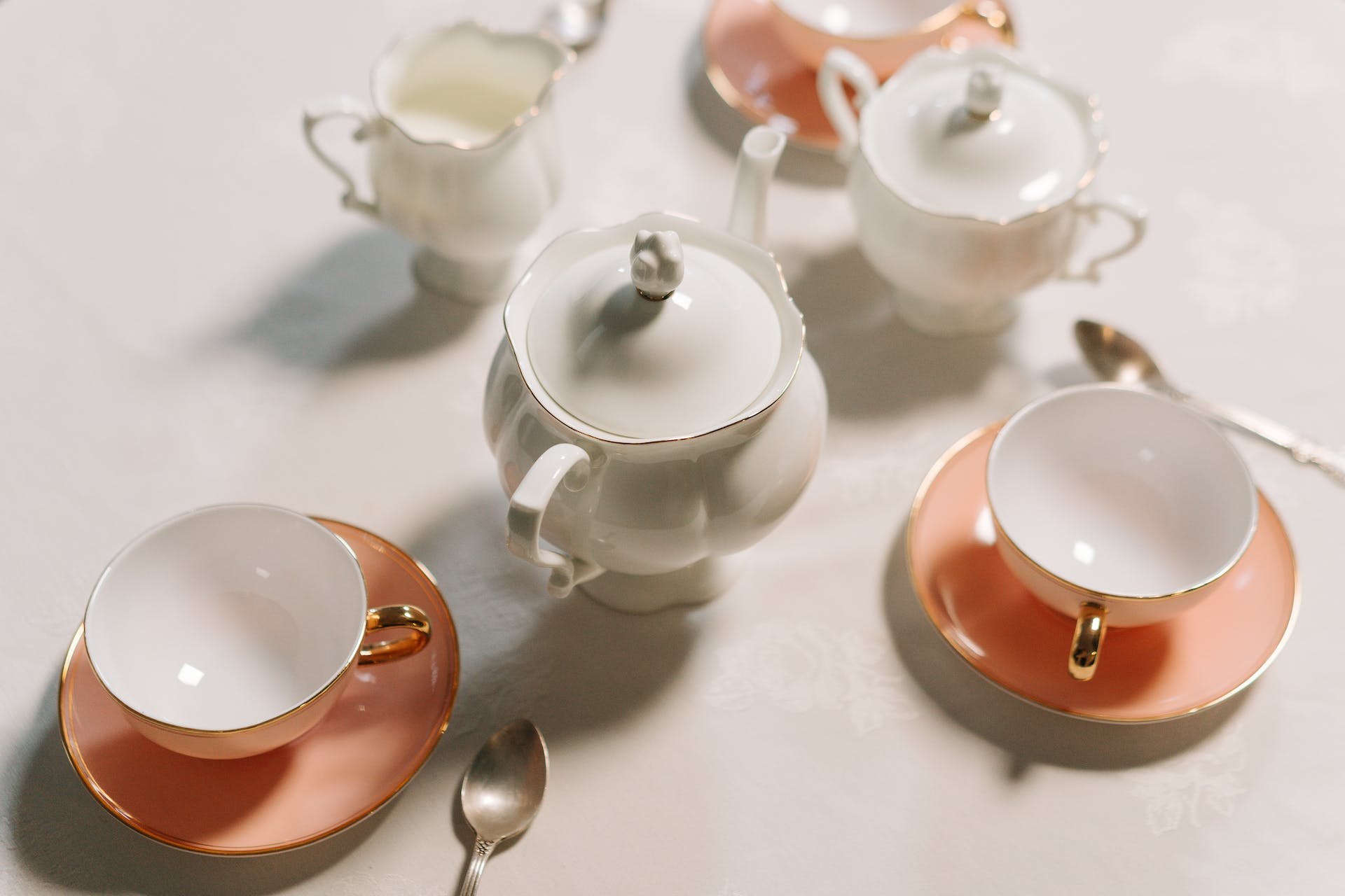 Rosa und weißes Teeservice. | Quelle: Pexels