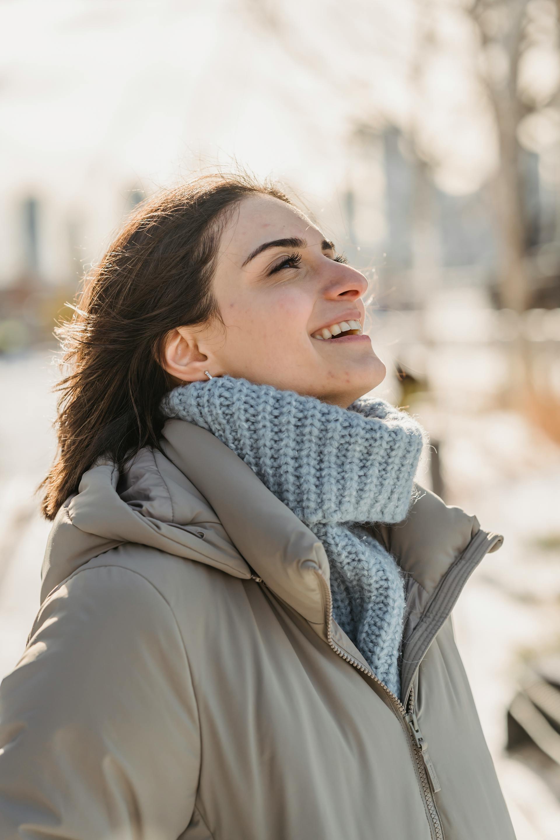 Glückliche Frau lächelt an einem verschneiten Tag | Quelle: Pexels