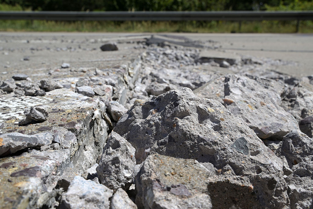 26. Juni 2026, Brandenburg, Wollin: Wenige Meter vor der Ausfahrt Wollin auf der Bundesstraße 2 (2) in Richtung Berlin haben sich Teile der Betonfahrbahn gegeneinander verschoben; im Vordergrund liegen Betonbrocken neben der Fahrbahn. | Quelle: Getty Images