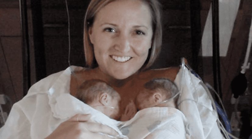 Kate Ogg mit ihren Zwillingen, Jamie und Emily, die auf ihrer Brust liegen. | Quelle: YouTube.com/J&J - Mexico y Centroamerica