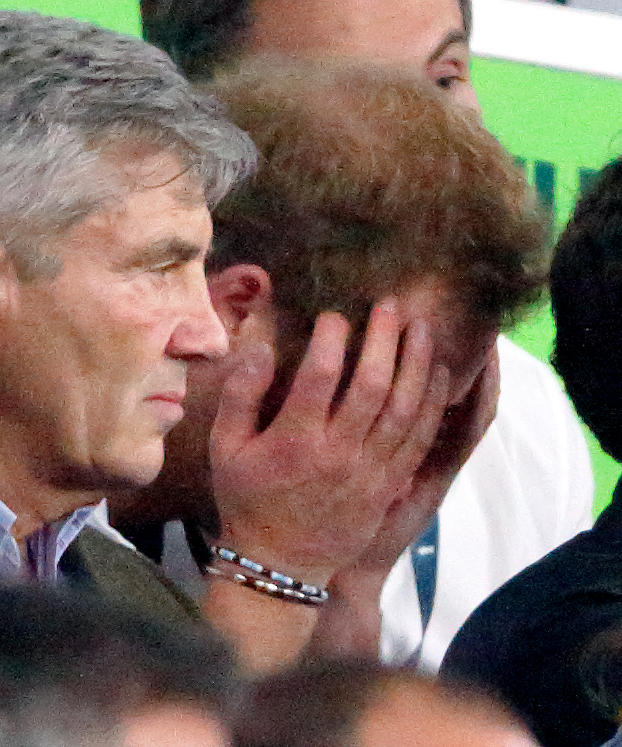 Prinz Harry mit dem Kopf in den Händen während des Spiels England gegen Australien beim Rugby World Cup in London, England am 3. Oktober 2015 | Quelle: Getty Images