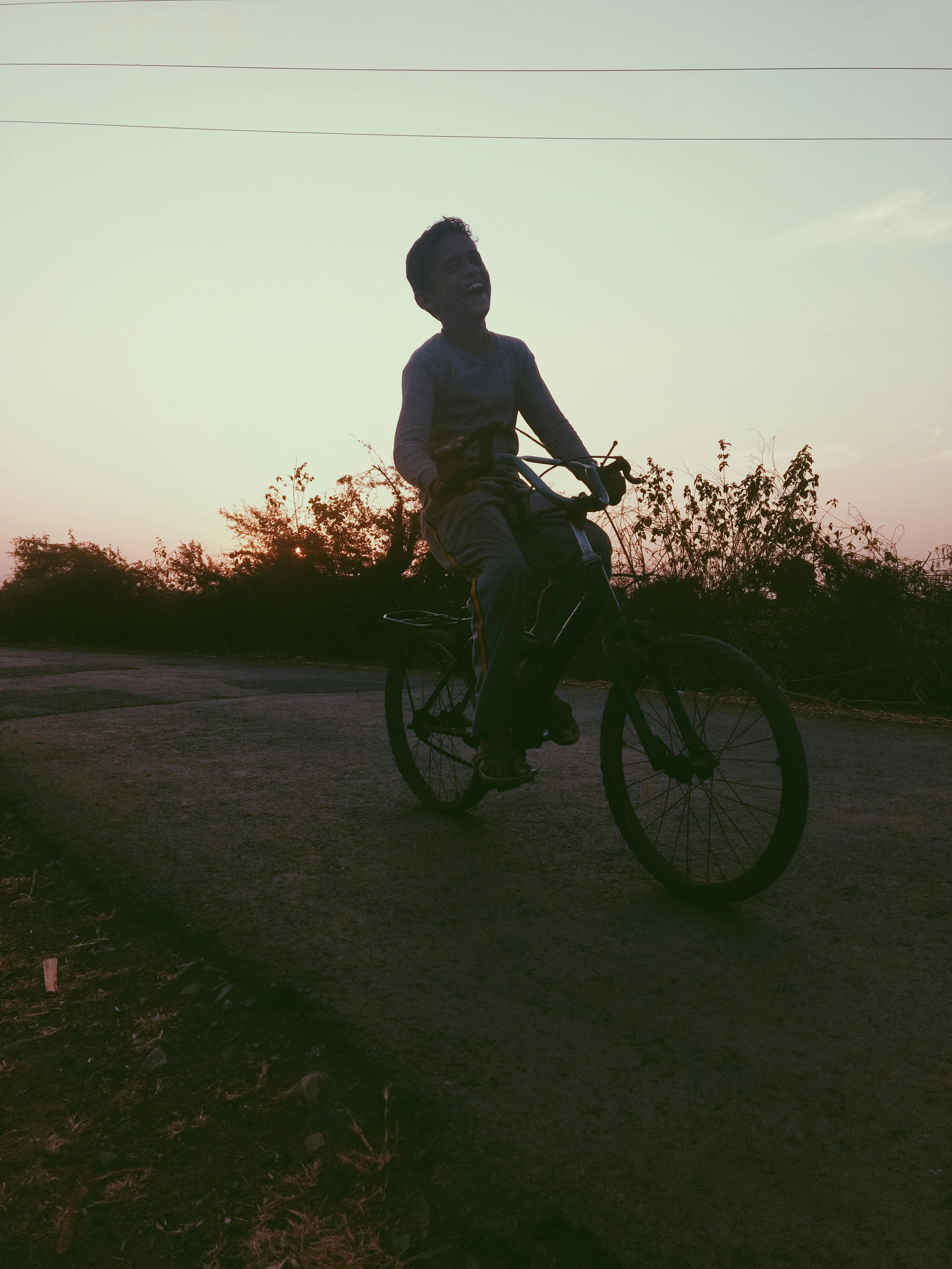Ein Junge fährt Fahrrad. | Quelle: Pexels