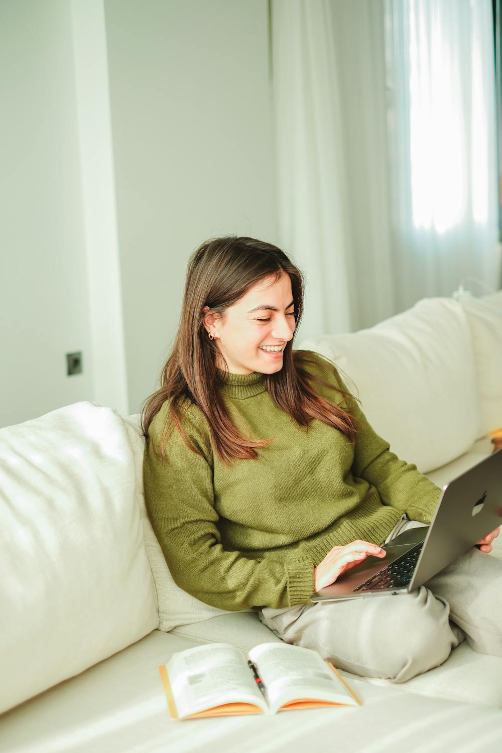 Eine Frau bei einem Online-Treffen | Quelle: Pexels