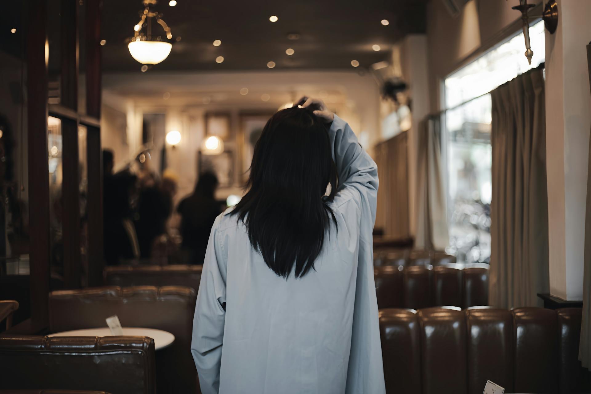 Die Rückenansicht einer Frau, die in ein Restaurant geht | Quelle: Pexels