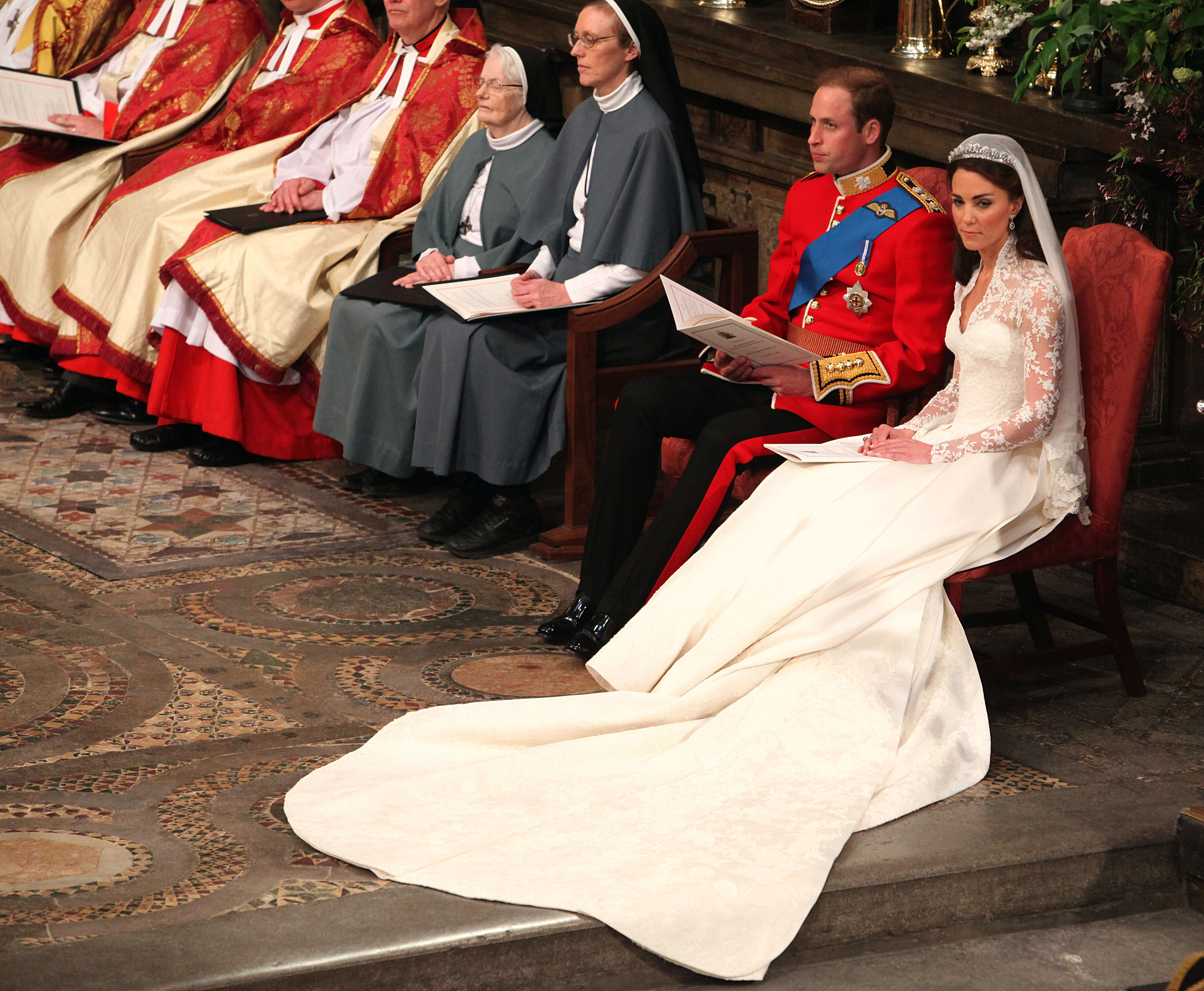 Prinz William und Catherine Middleton während ihrer Hochzeitsfeier in der Westminster Abbey am 29. April 2011 in London, England. | Quelle: Getty Images