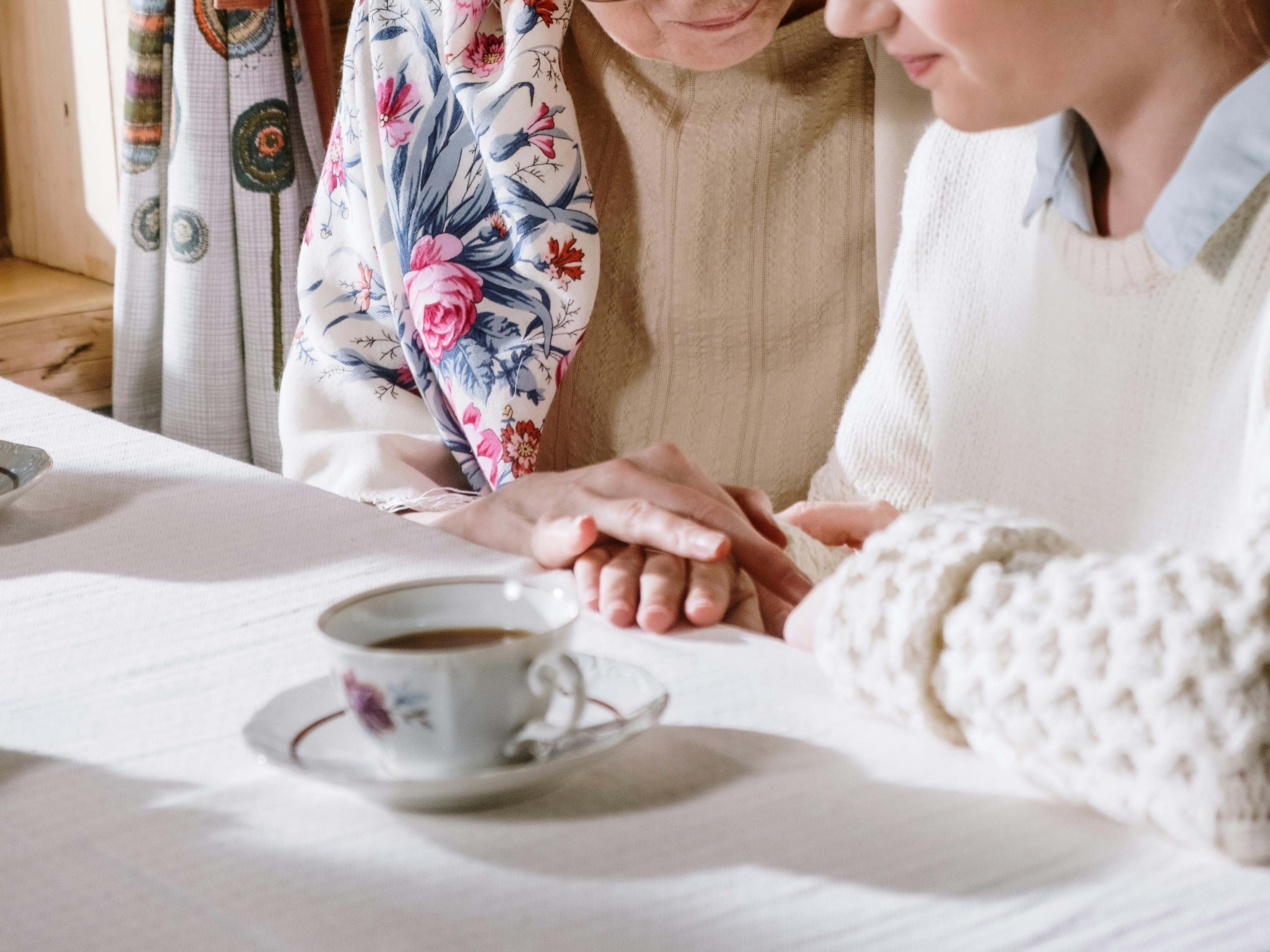 Eine ältere Frau hält die Hände einer jüngeren Begleiterin | Quelle: Pexels