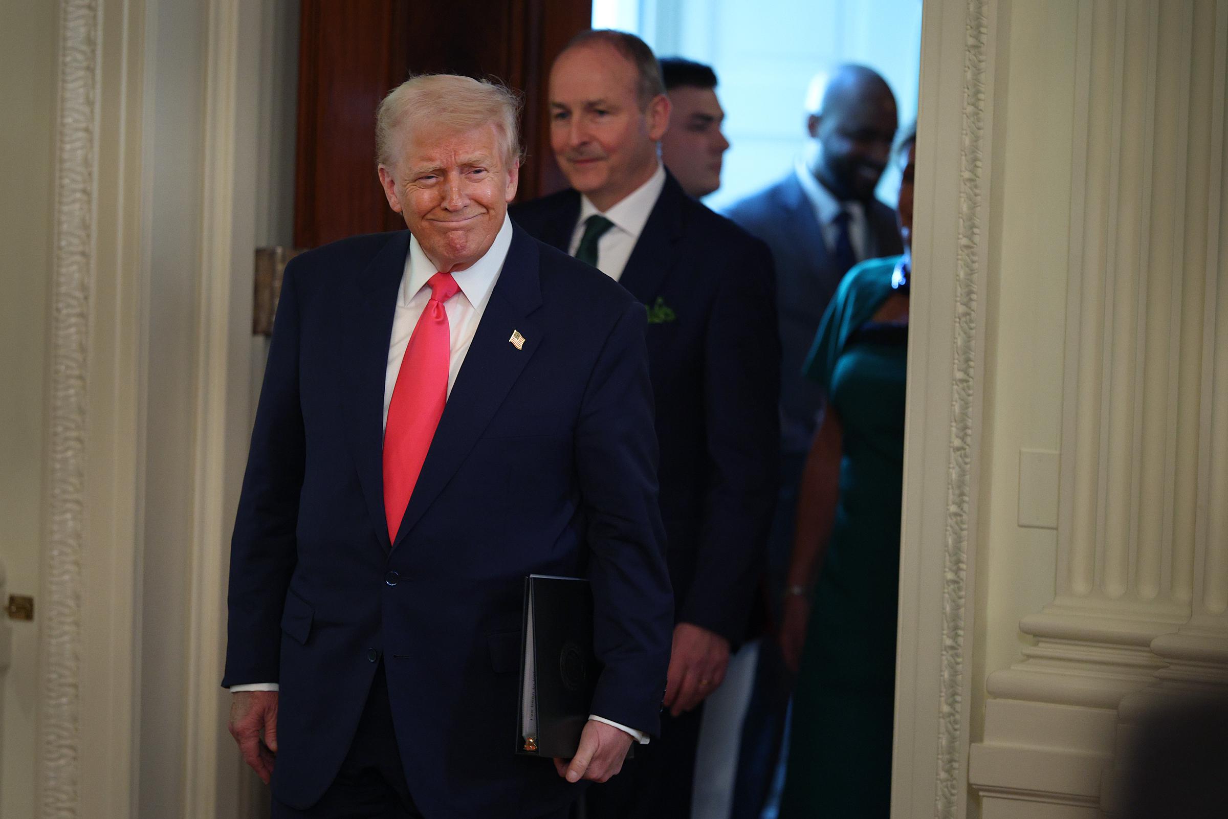 US-Präsident Donald Trump kommt zu einer St. Patrick's Day-Veranstaltung mit dem irischen Taoiseach Micheál Martin im East Room des Weißen Hauses am 12. März 2025 in Washington, D.C. | Quelle: Getty Images