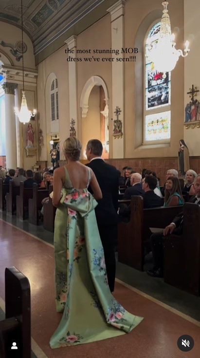 Lori DeWitt und Robert Chance DeWitt bei der Hochzeit ihrer Tochter in einem Clip, der am 5. Juni 2024 hochgeladen wurde | Quelle: Instagram/capturedbychloe.co