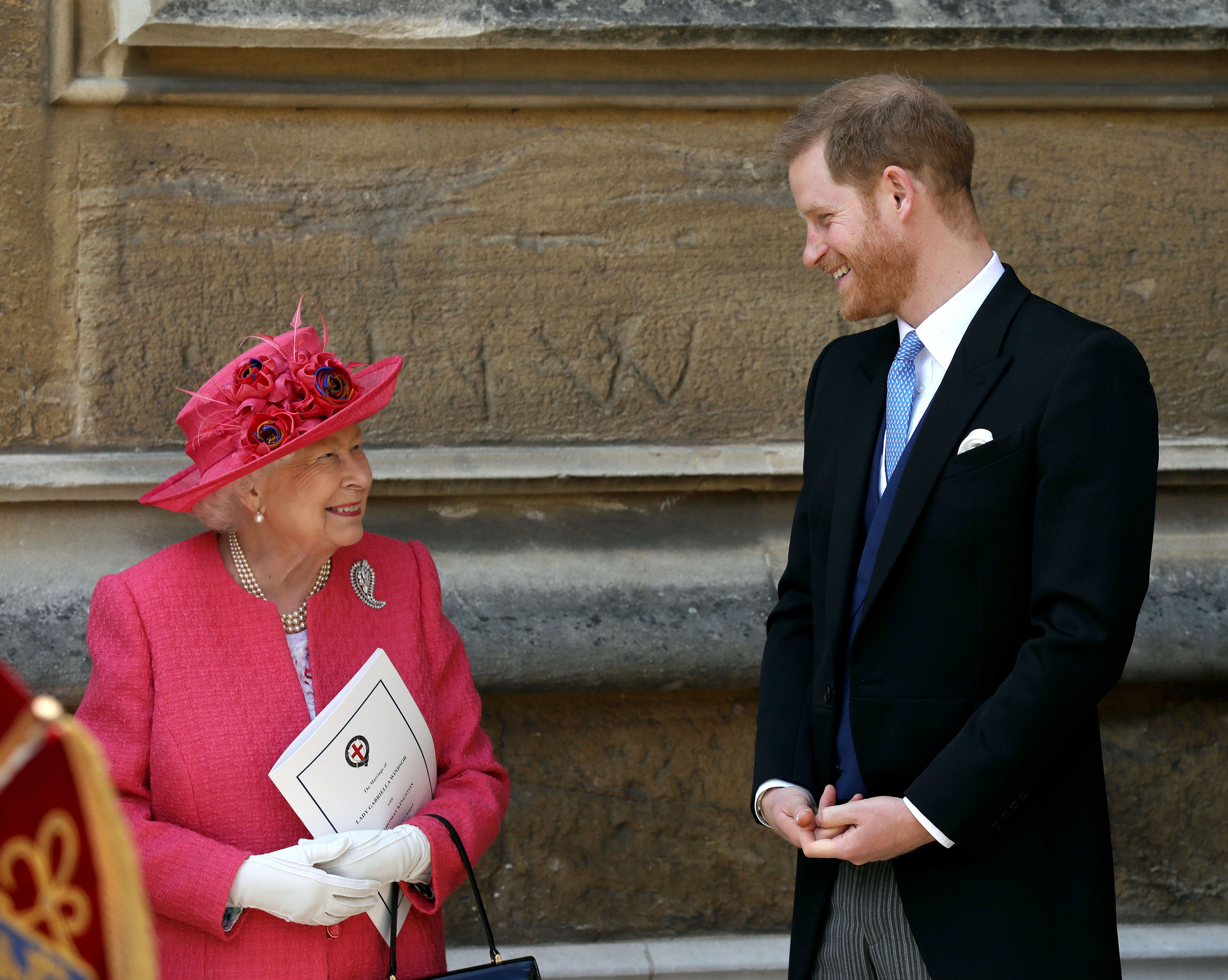 Königin Elizabeth II. spricht mit Prinz Harry, Herzog von Sussex, als sie nach der Hochzeit von Lady Gabriella Windsor mit Thomas Kingston am 18. Mai 2019 in Windsor, England, in der St.-Georges-Kirsche auf Schloss Windsor. | Quelle: Getty Images
