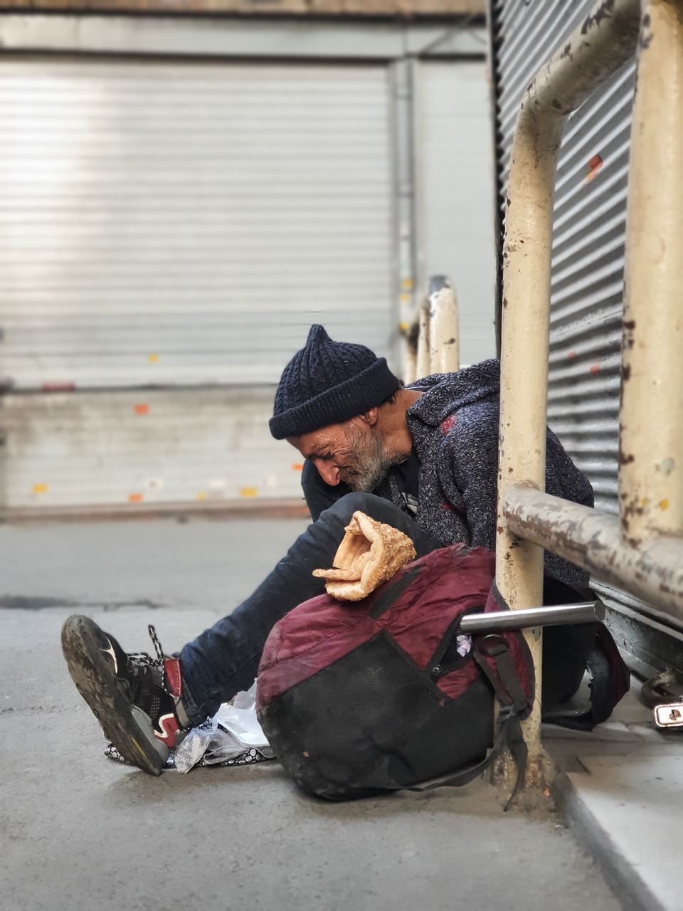 Eine obdachlose Person, die auf dem Boden sitzt | Quelle: Pixabay