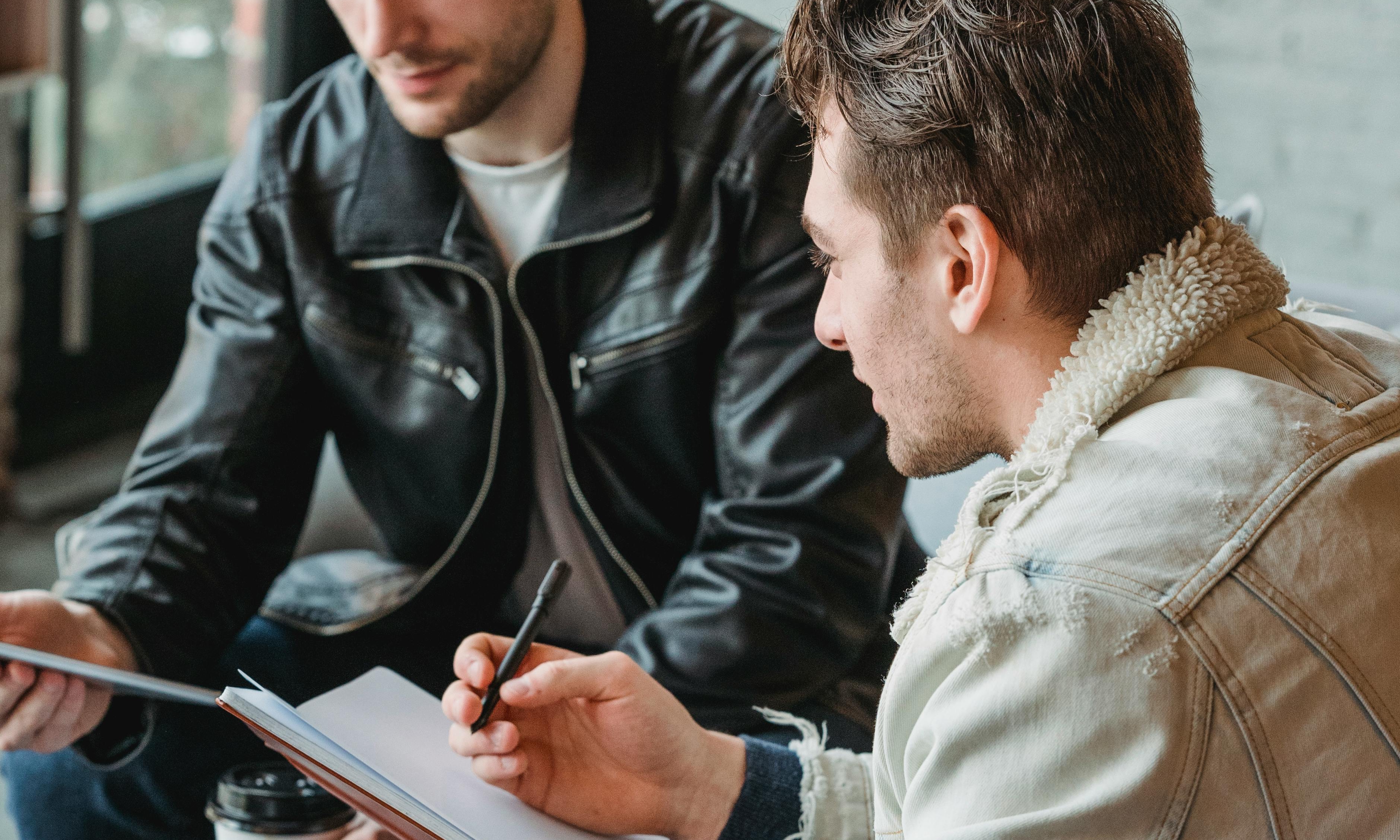 Das Team unterschreibt am nächsten Tag die letzten Papiere für das Café | Quelle: Pexels