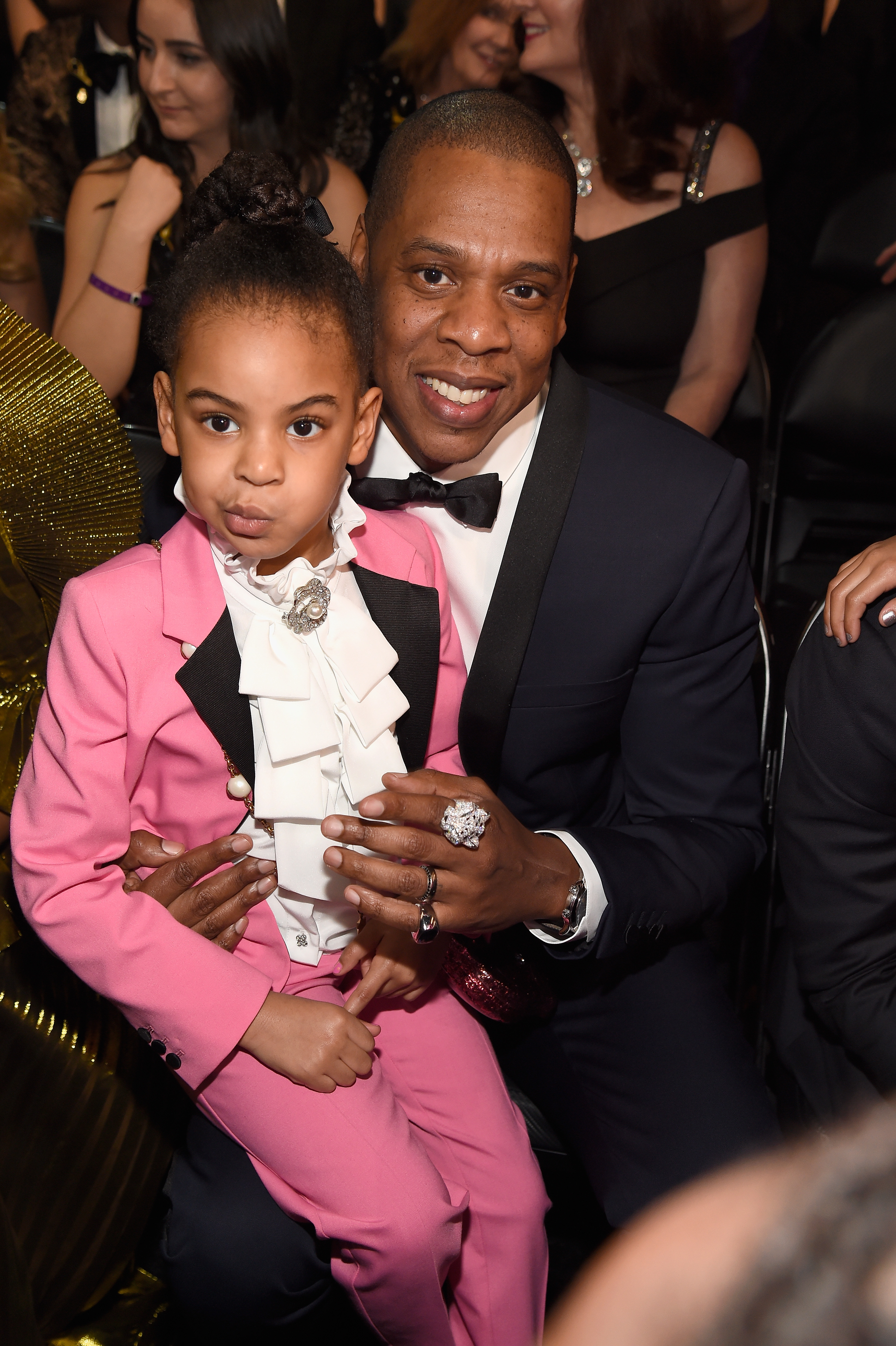 Blue Ivy Carter und Jay Z während der 59. GRAMMY Awards am 12. Februar 2017 in Los Angeles, Kalifornien | Quelle: Getty Images