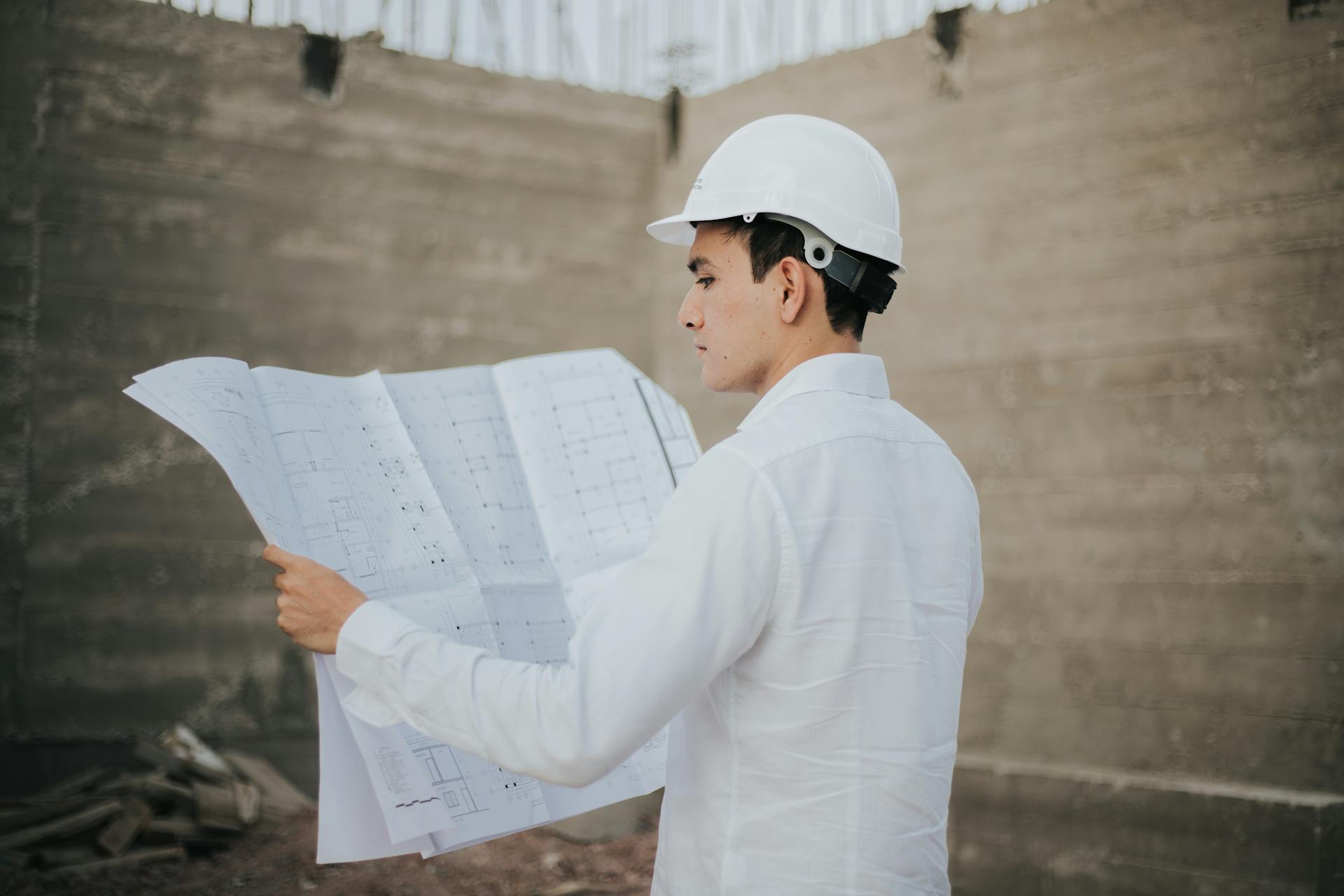 Ein Architekt prüft einen Planentwurf | Quelle: Pexels