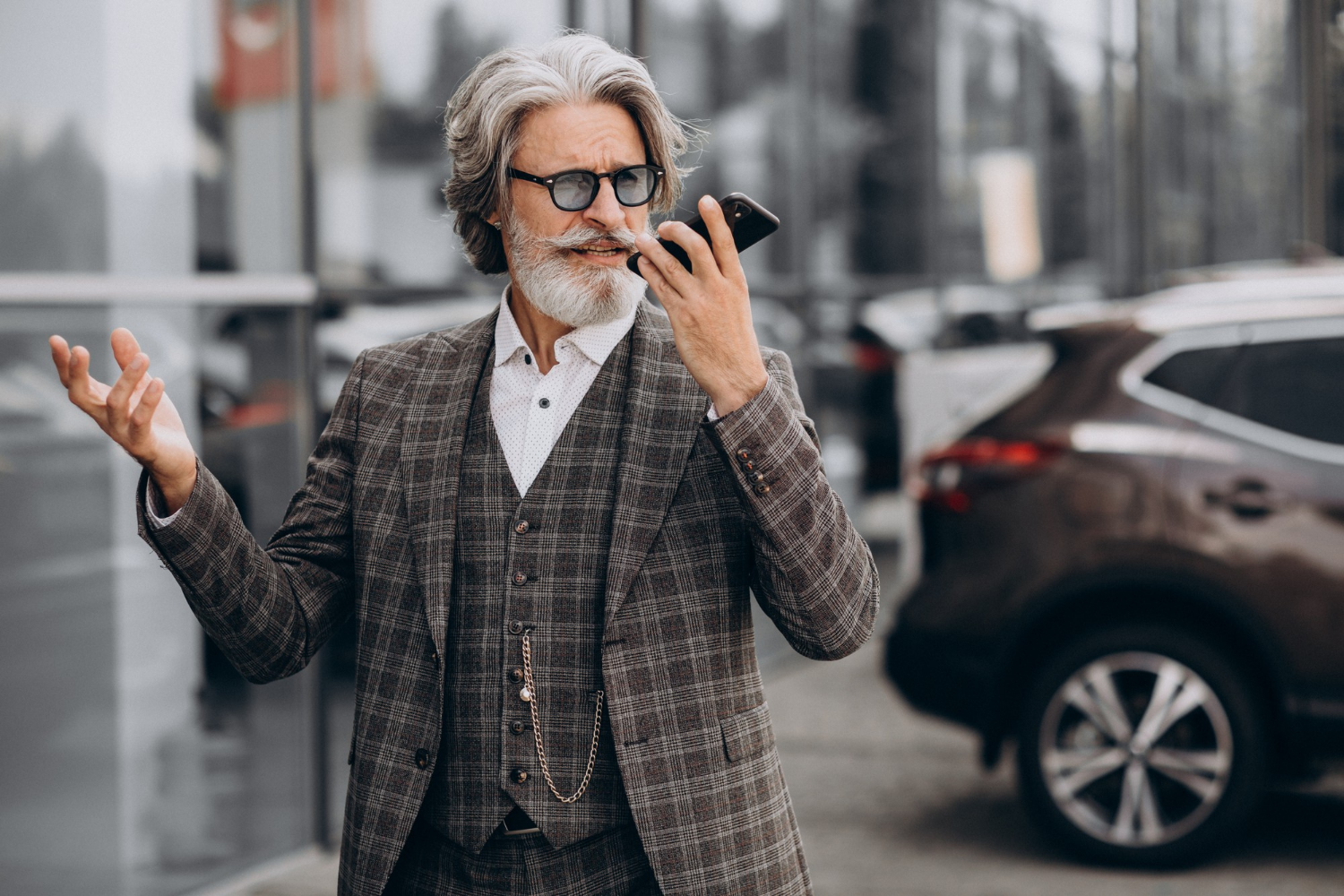 Ein älterer Mann spricht am Telefon | Quelle: Freepik