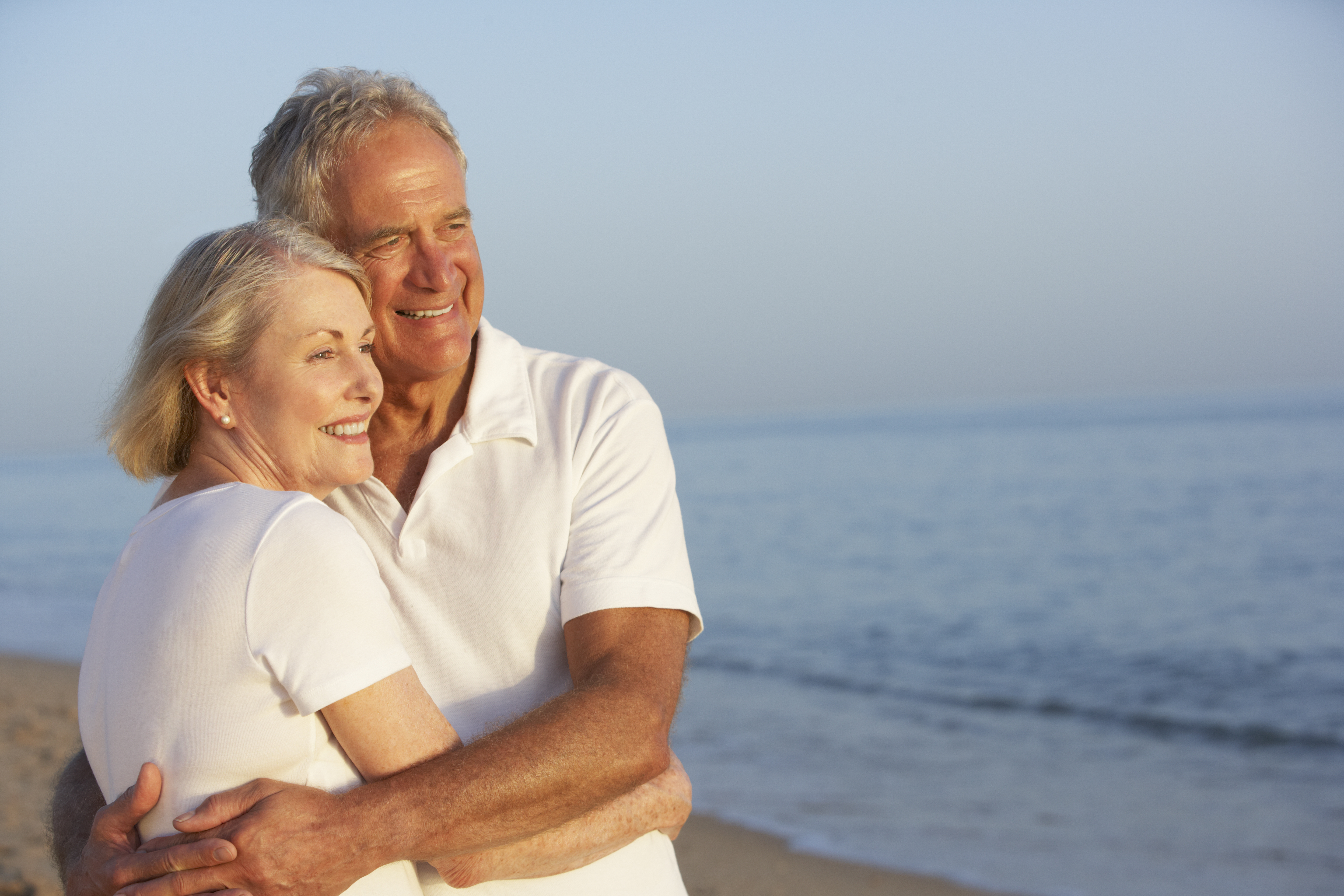 Ein glückliches älteres Paar, das auf das Meer hinausschaut | Quelle: Shutterstock