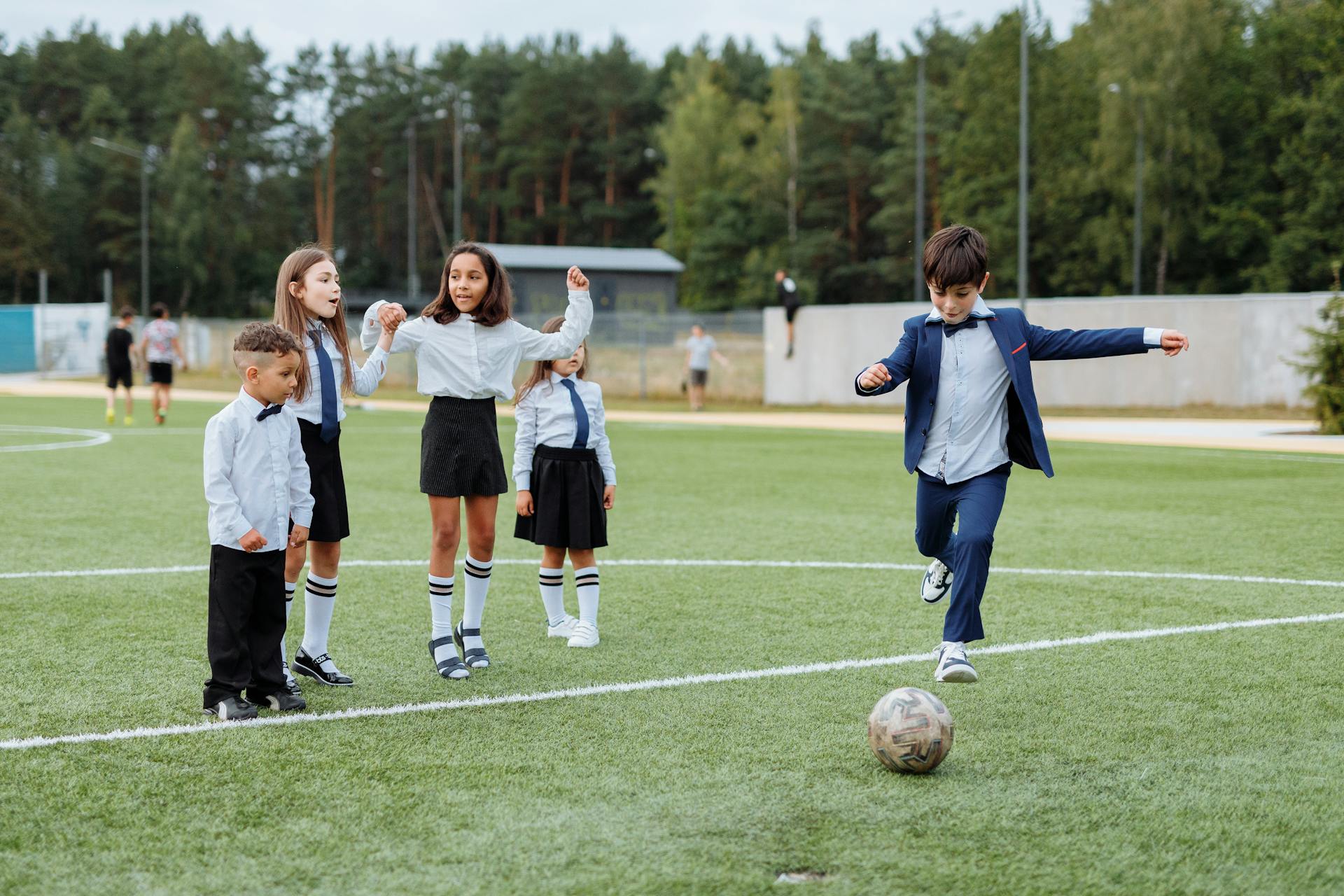 Kinder spielen Fußball | Quelle: Pexels