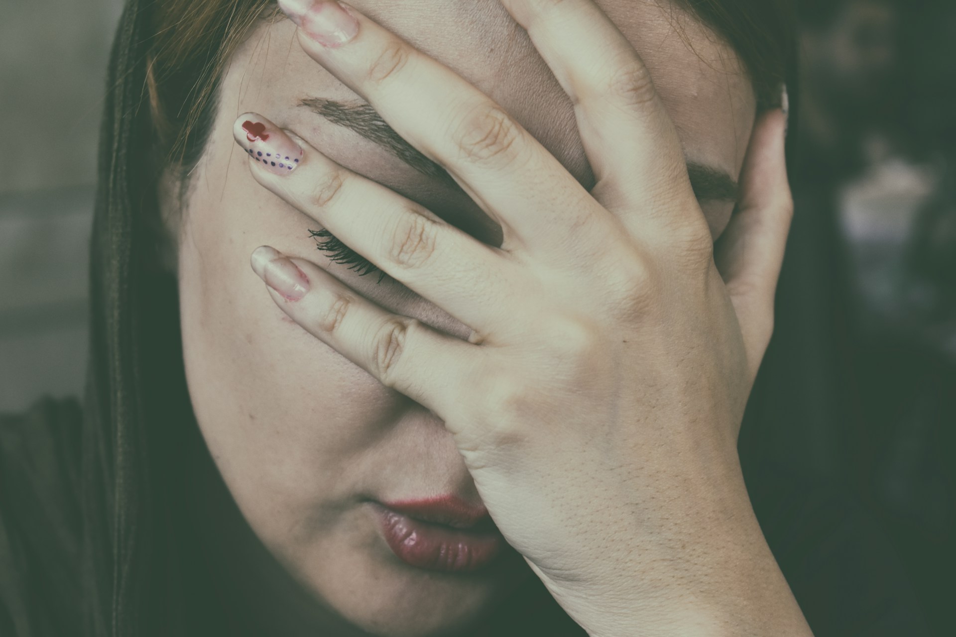 Eine Frau, die ihren Kopf in ihre Hand stützt | Quelle: Unsplash
