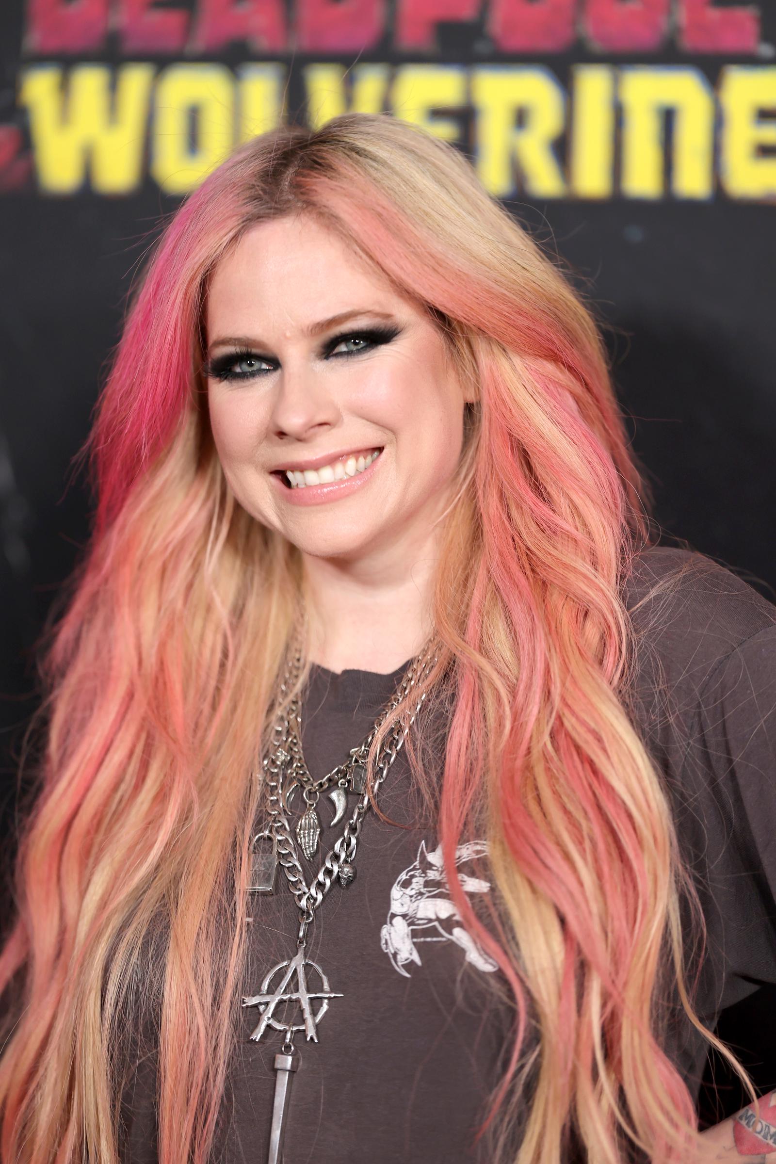 Avril Lavigne posiert bei der Weltpremiere von "Deadpool & Wolverine" am 22. Juli 2024 in New York. | Quelle: Getty Images