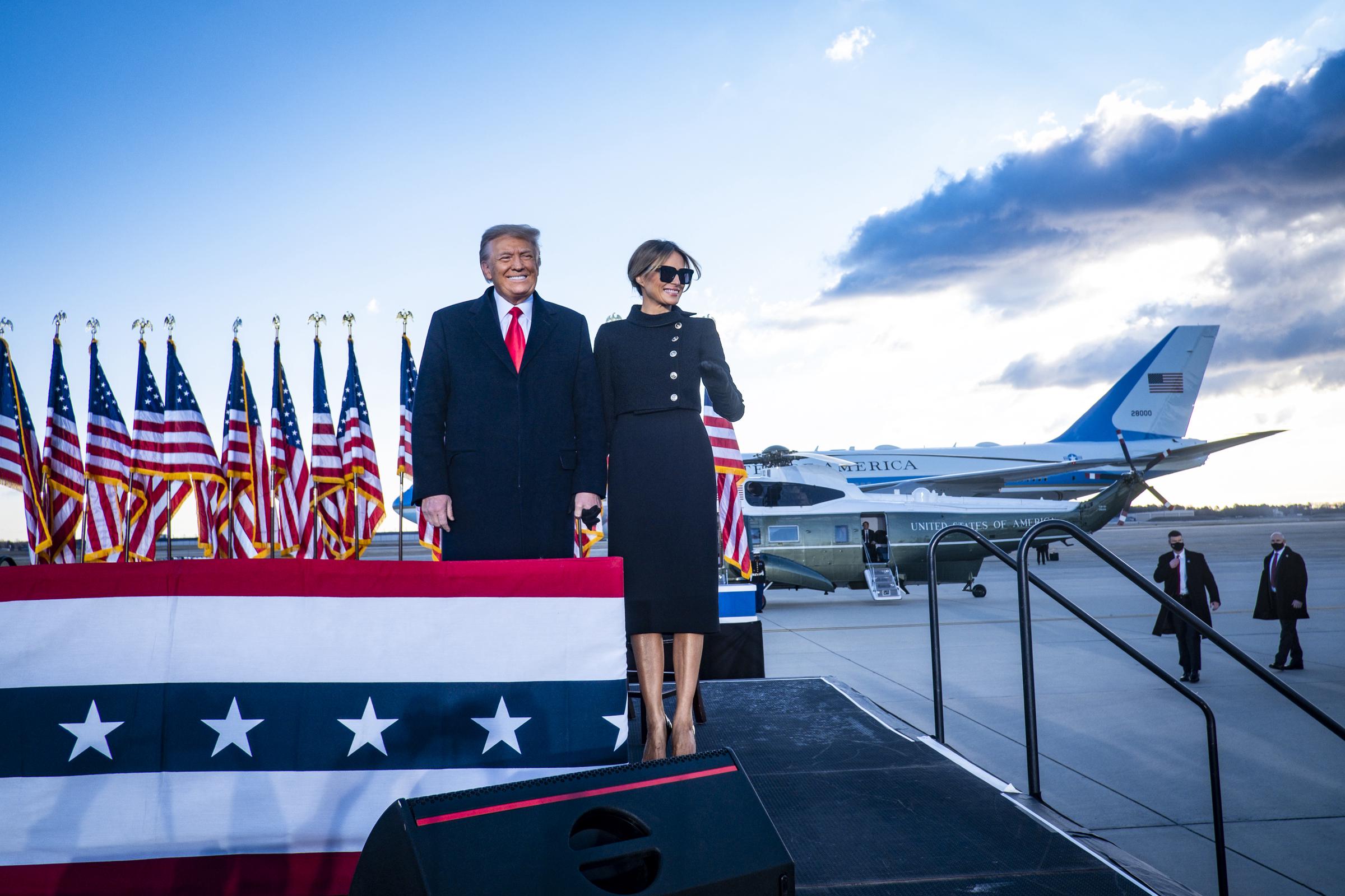 Donald und Melania Trump auf der Joint Base Andrews am 20. Januar 2021 in Maryland. | Quelle: Getty Images