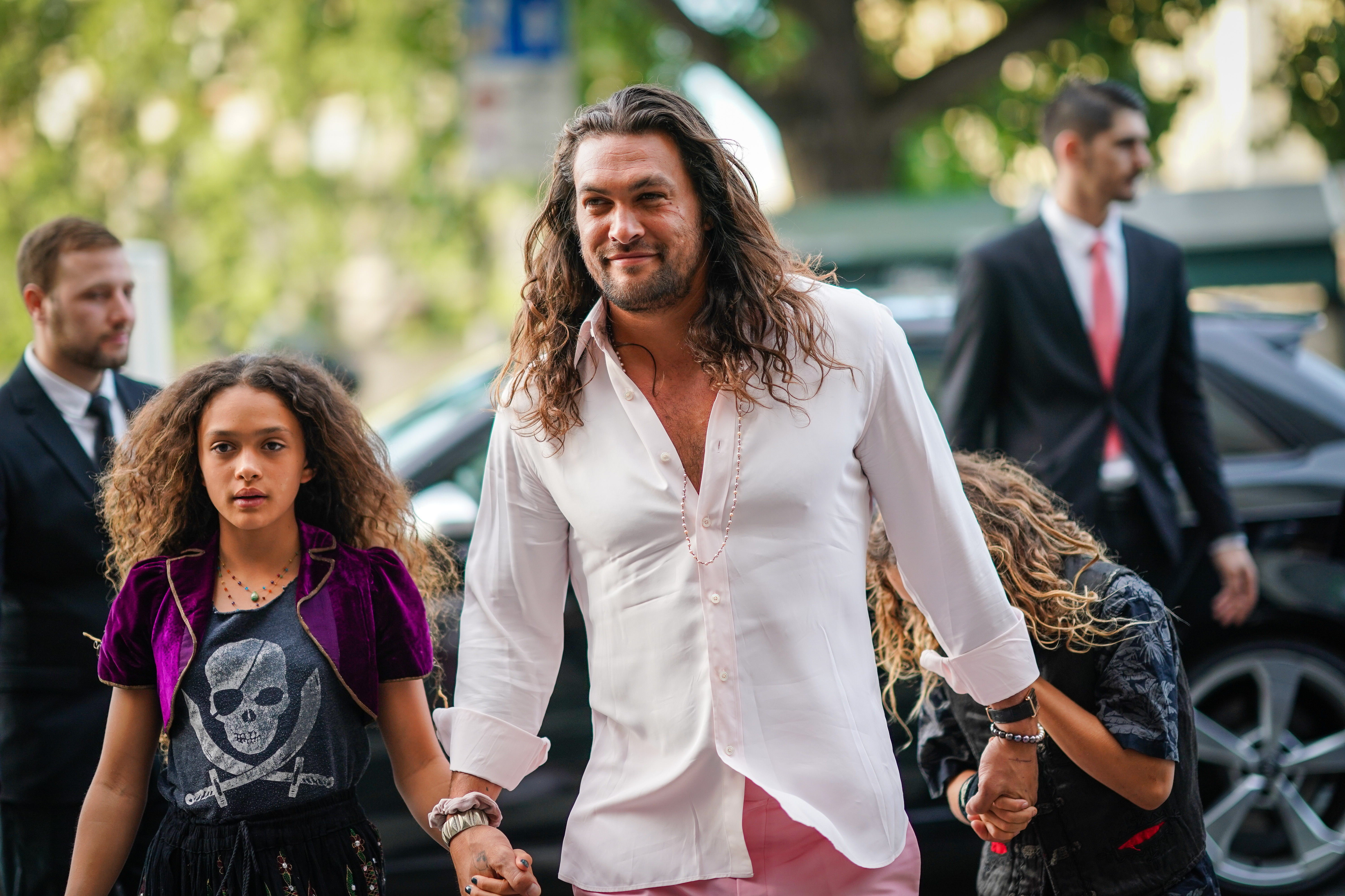 Jason, Lola Iolani und Nakoa-Wolf Momoa im Restaurant Laperouse beim Hochzeitsessen für Zoe Kravitz und Karl Glusma am 28. Juni 2019 in Paris, Frankreich | Quelle: Getty Images