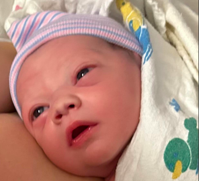 Jaxxon Elijah Brosnan auf einem Foto, das nach seiner Geburt aufgenommen wurde, gepostet am 17. November 2022 | Quelle: Instagram/piercebrosnanofficial