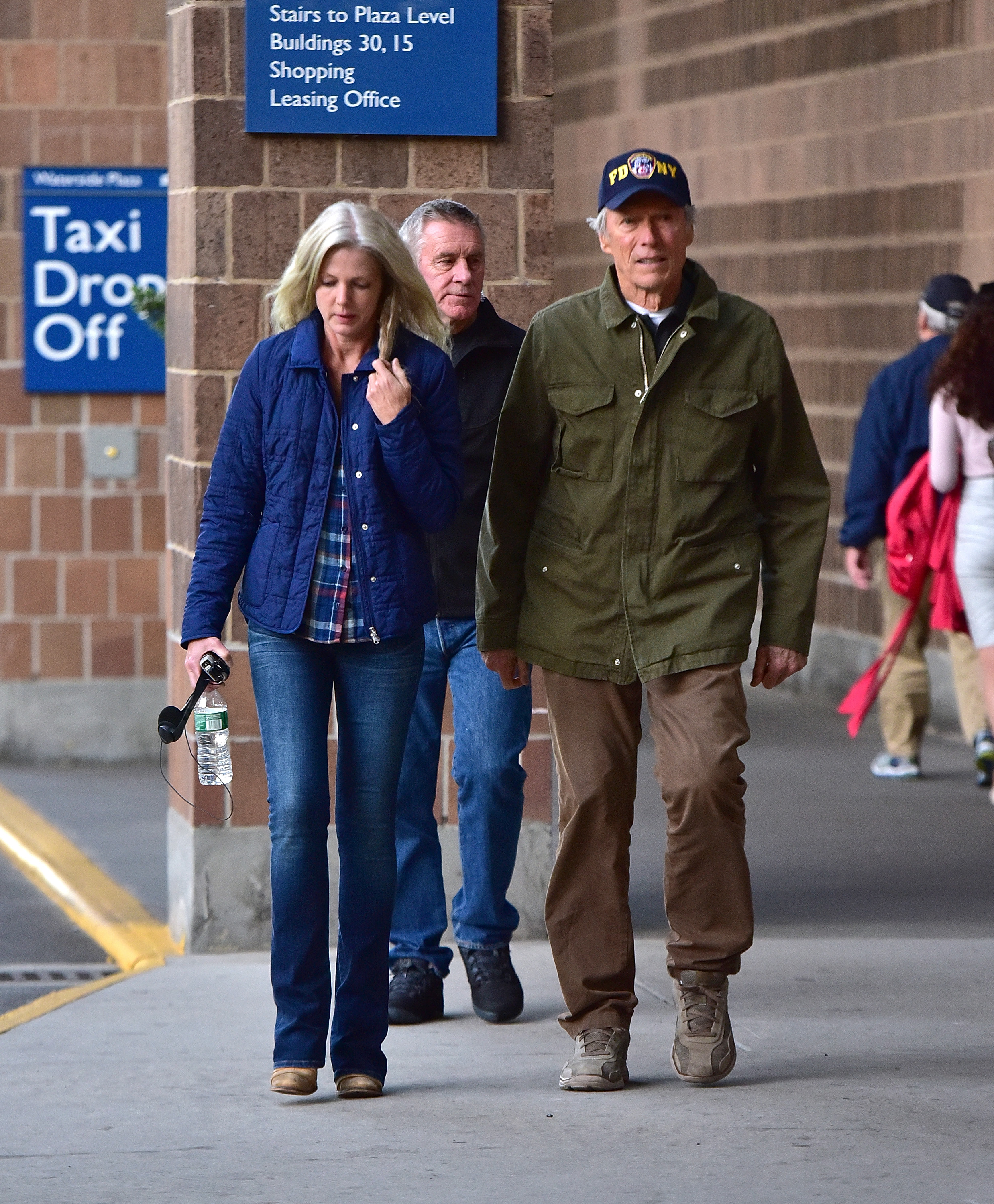 Christina Sandera und Clint Eastwood am Set von "Sully" am 7. Oktober 2015 in New York City. | Quelle: Getty Images