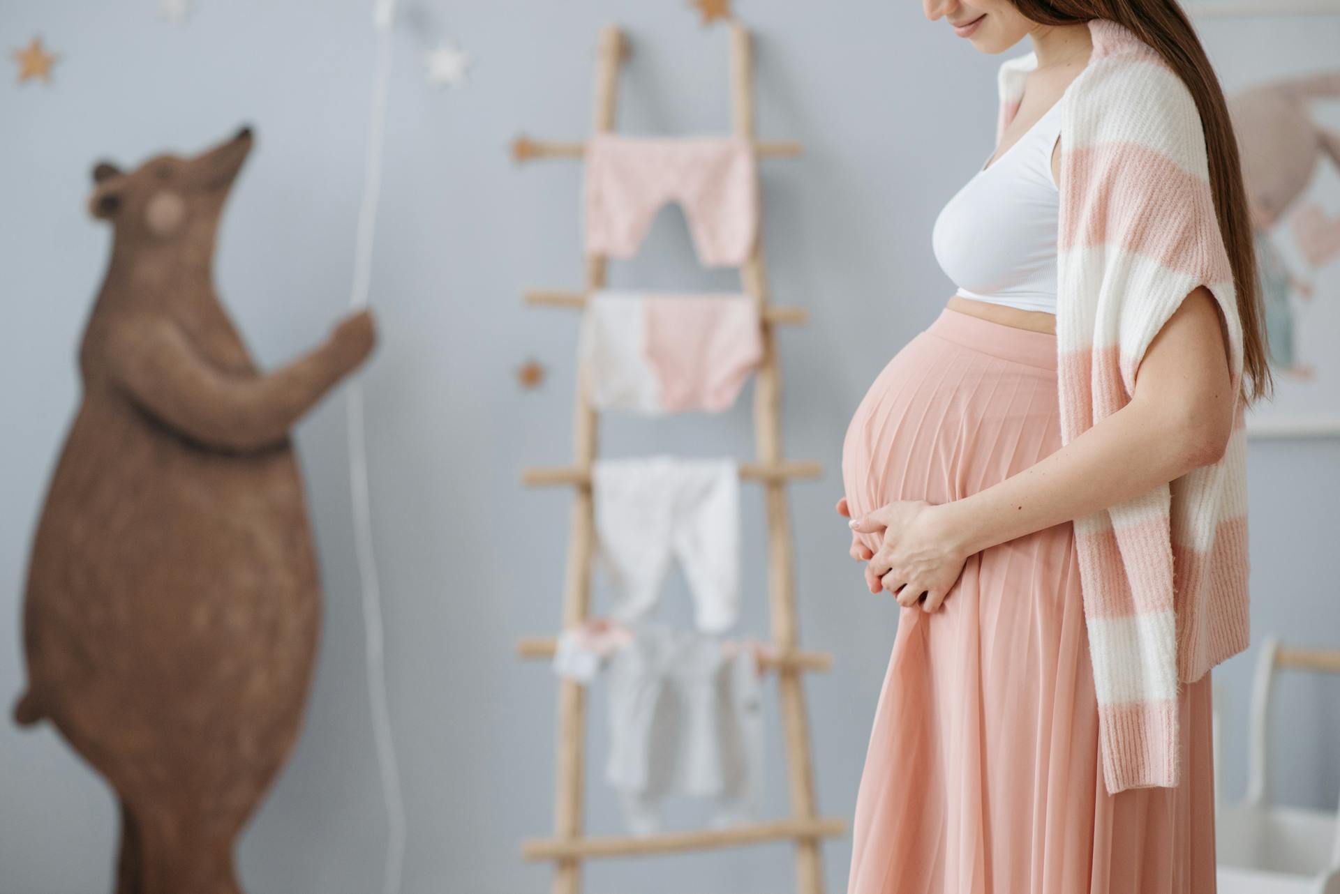 Eine schwangere Frau in einem Kinderzimmer | Quelle: Pexels