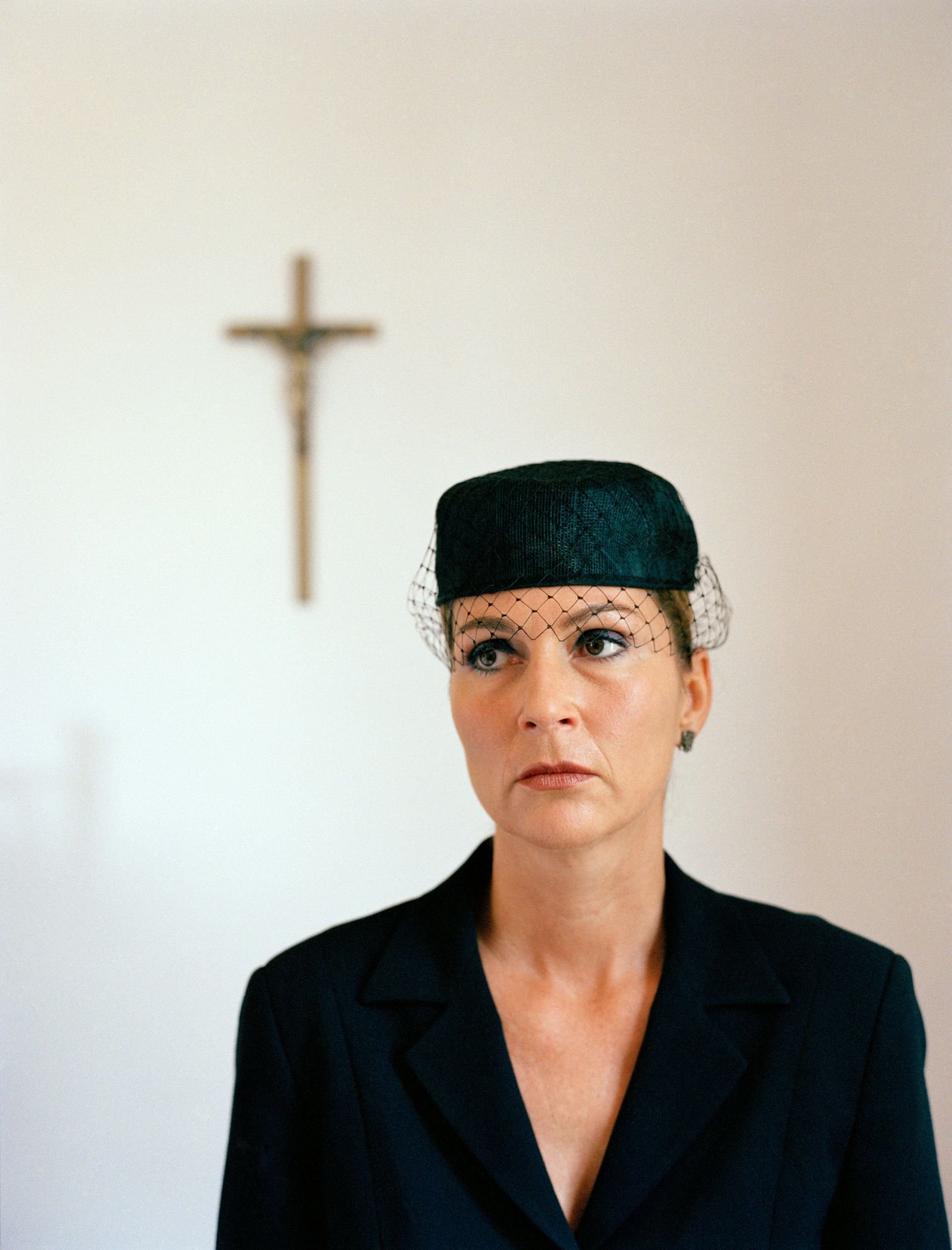 Portrait of a woman dressed in black at a church. | Quelle: Stock-Fotografie