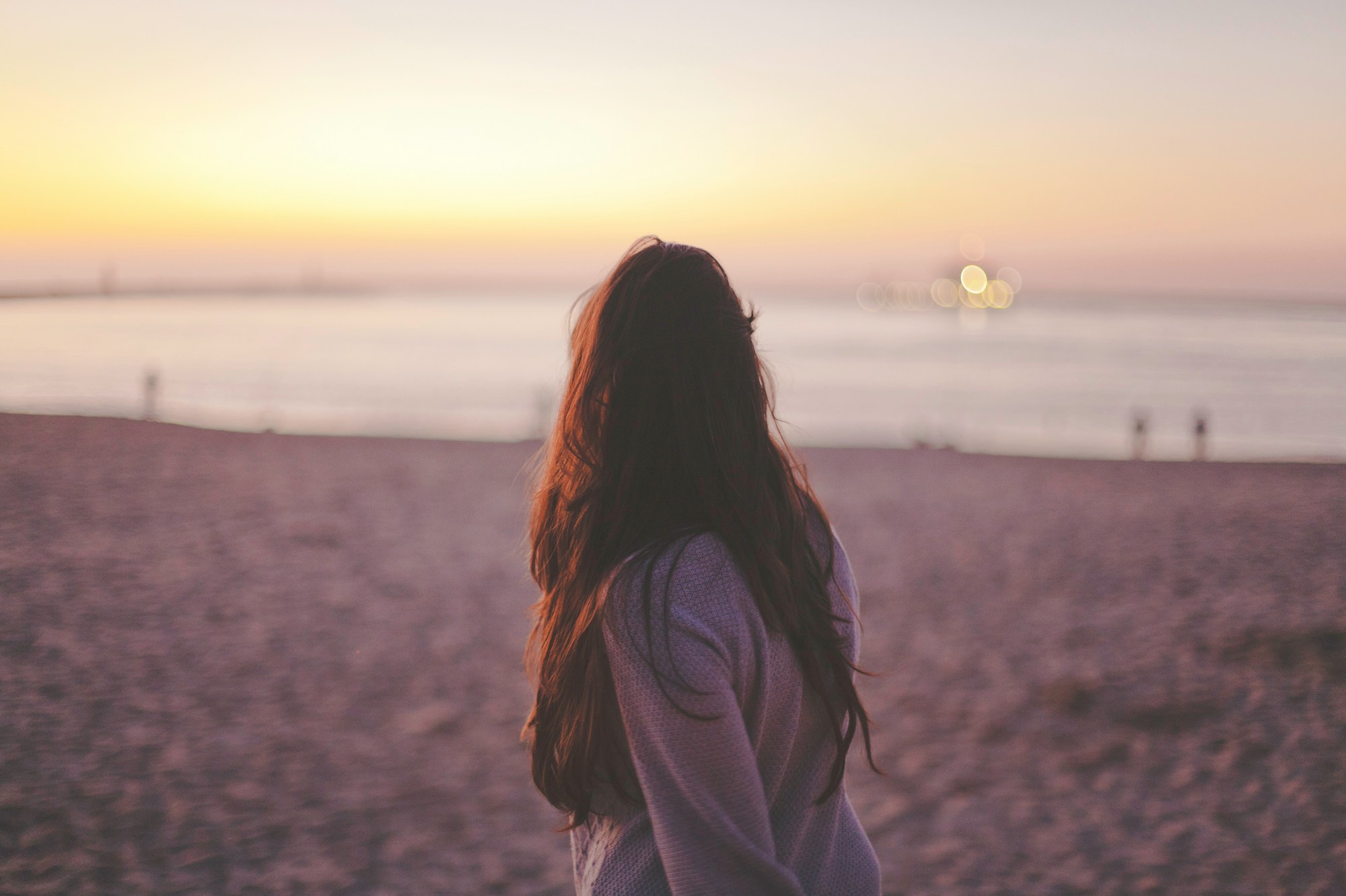 Eine Frau, die am Strand steht | Quelle: Unsplash