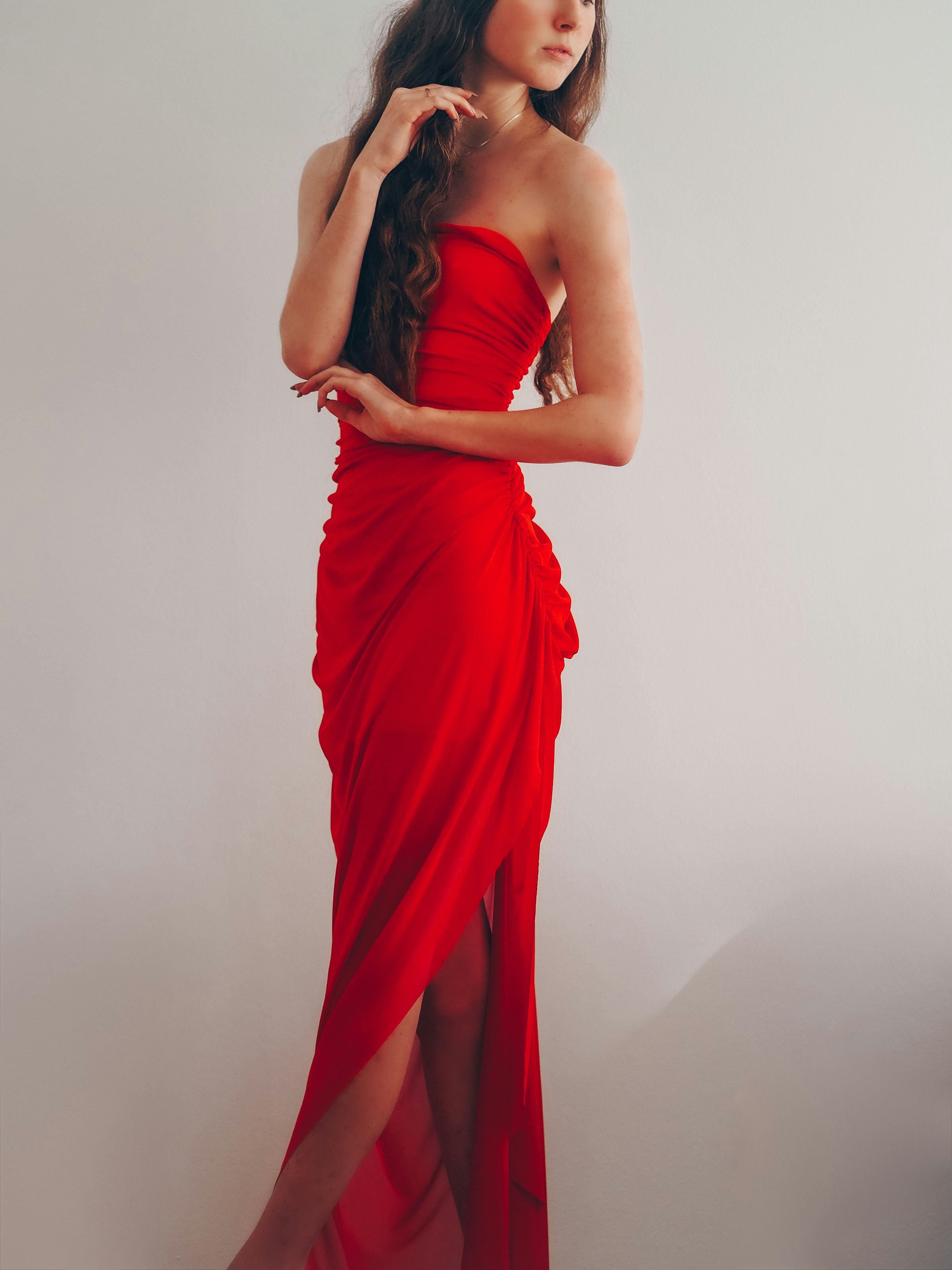 Ein Mädchen in einem roten Kleid | Quelle: Unsplash