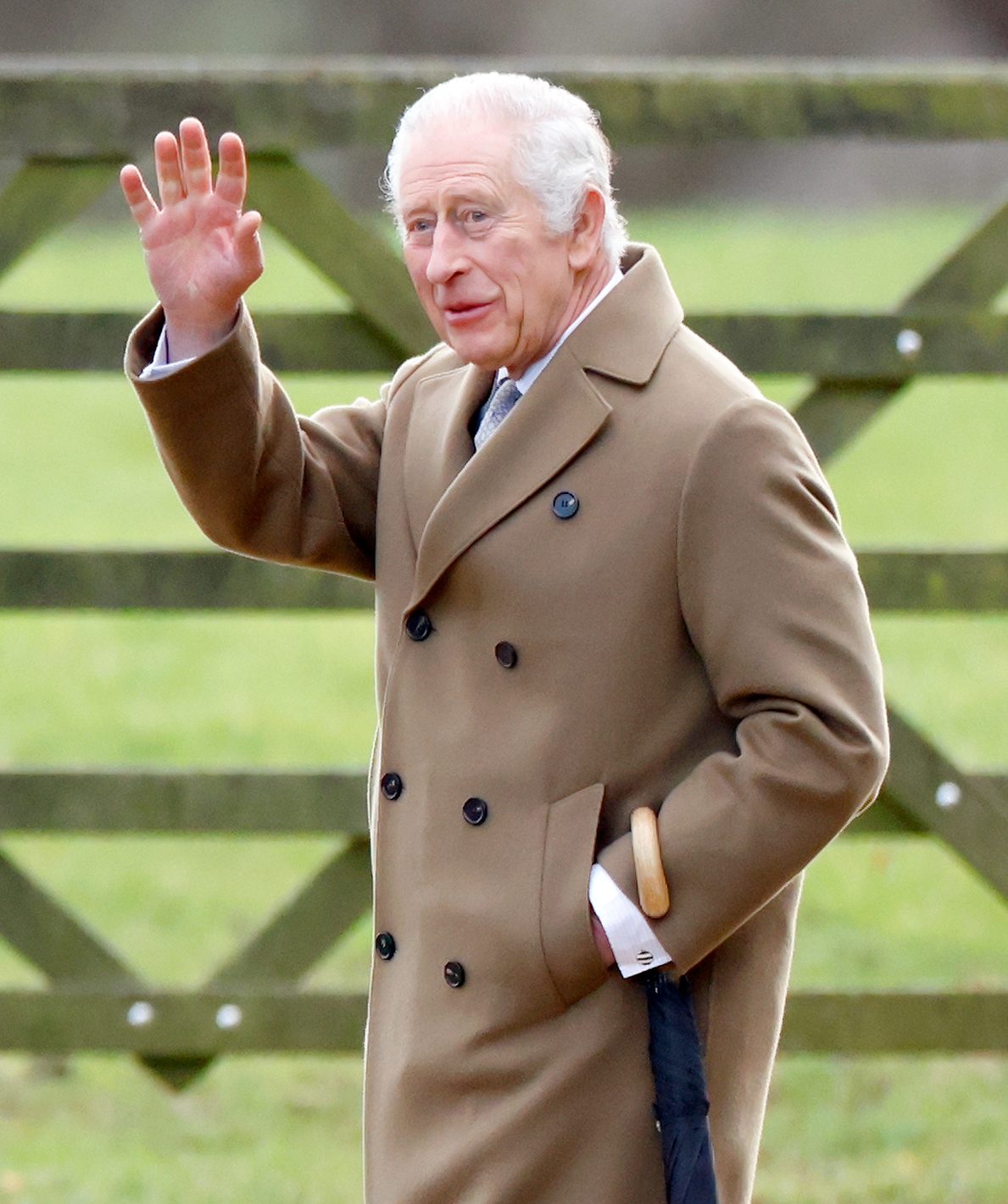 König Charles III. besucht den Sonntagsgottesdienst in der Kirche St. Mary Magdalene am 7. Januar 2024 in Sandringham, England | Quelle: Getty Images