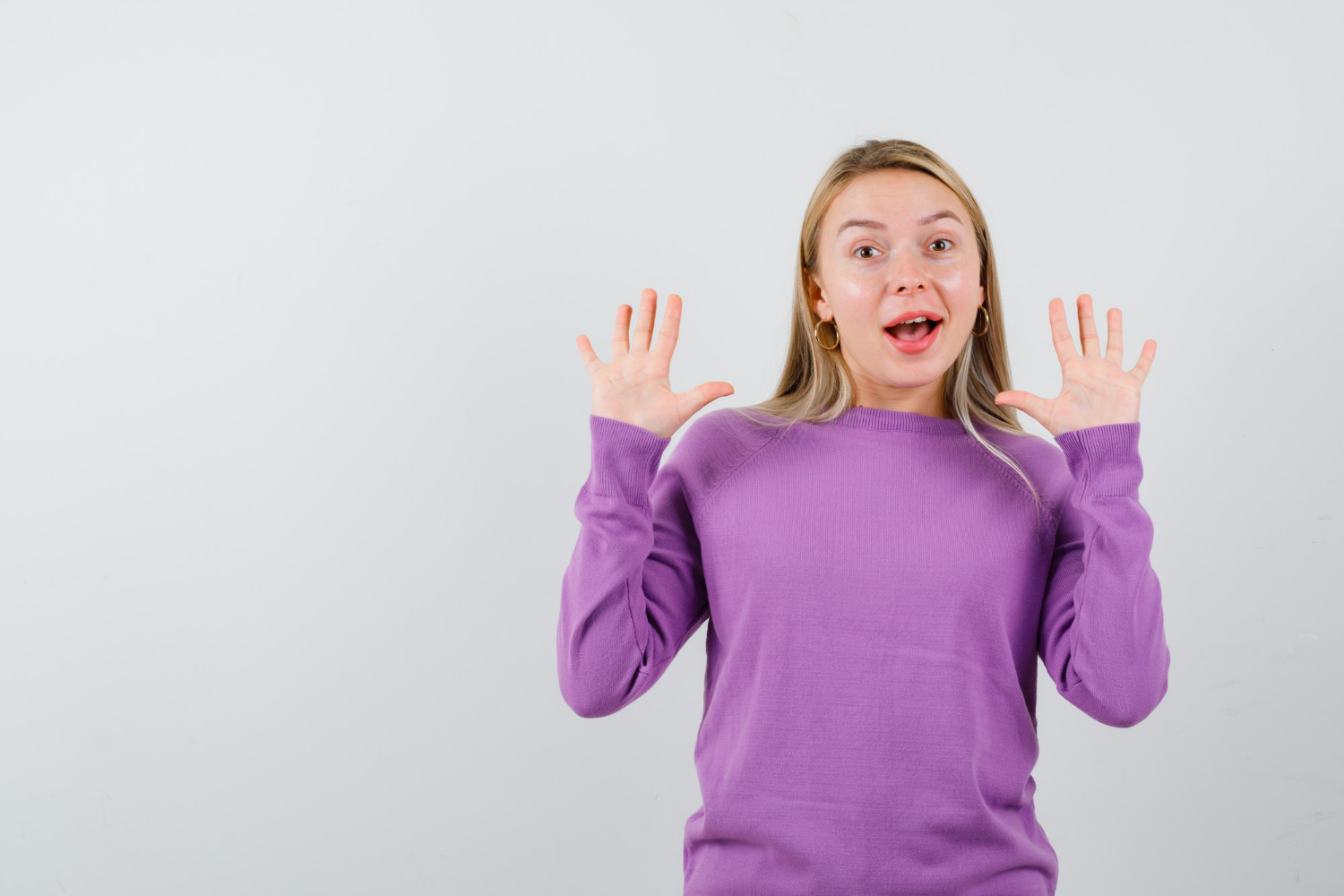 Eine vor Freude zuckende Frau | Quelle: Freepik