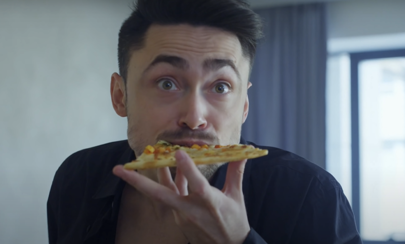 Mann isst Pizza | Quelle: YouTube / DramatizeMe