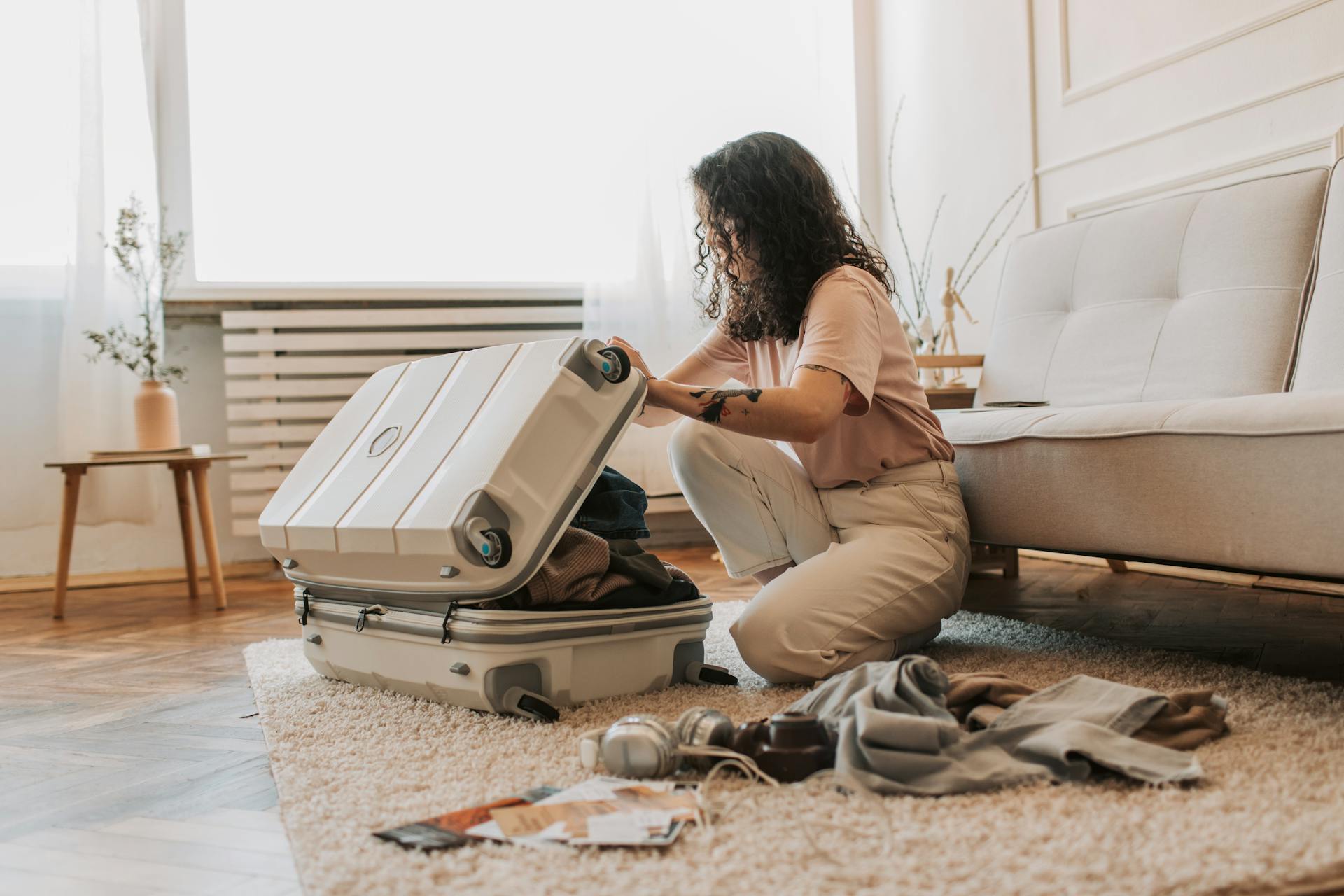 Eine Frau beim Packen ihres Koffers | Quelle: Pexels