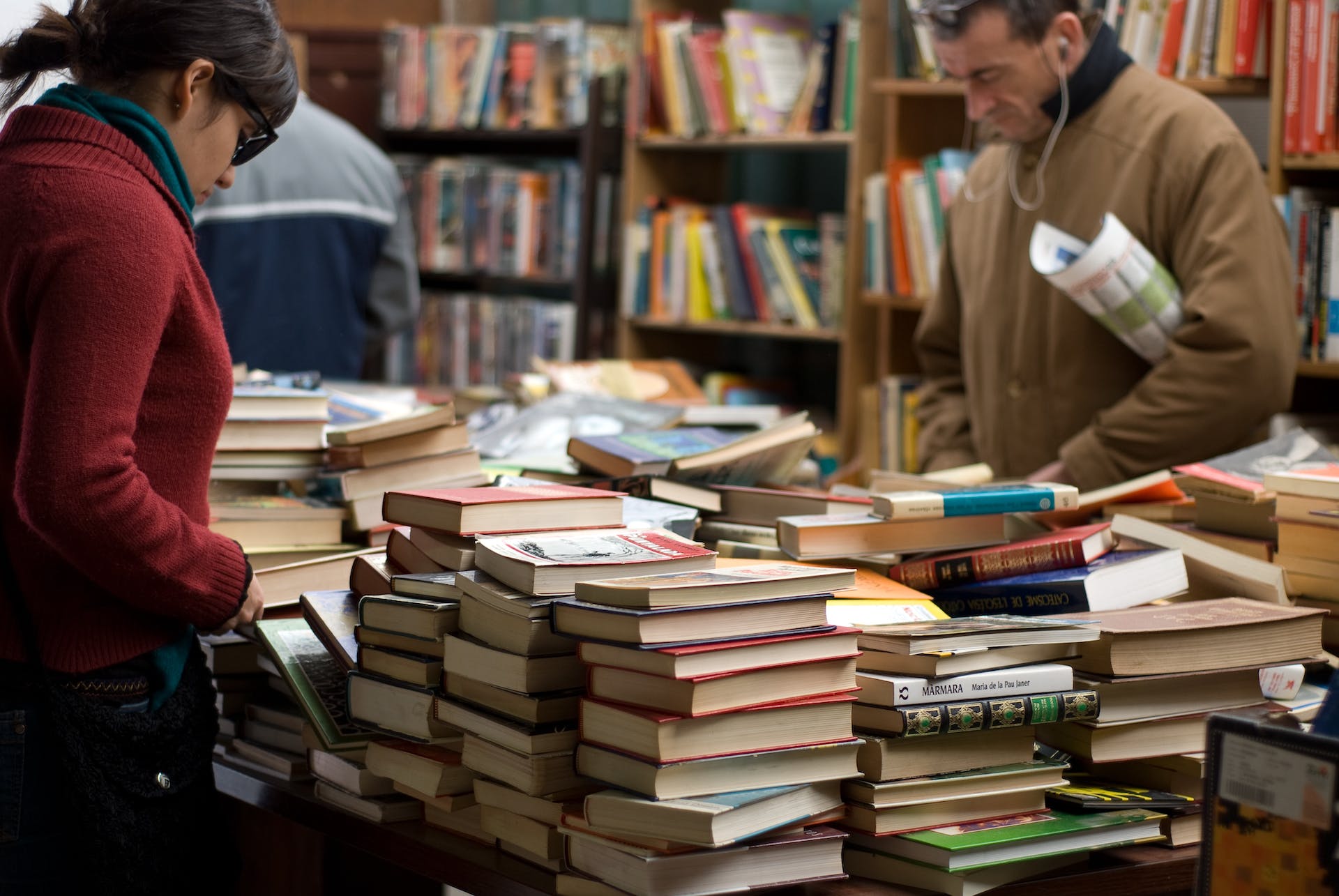 Menschen in einer Buchhandlung | Quelle: Pexels
