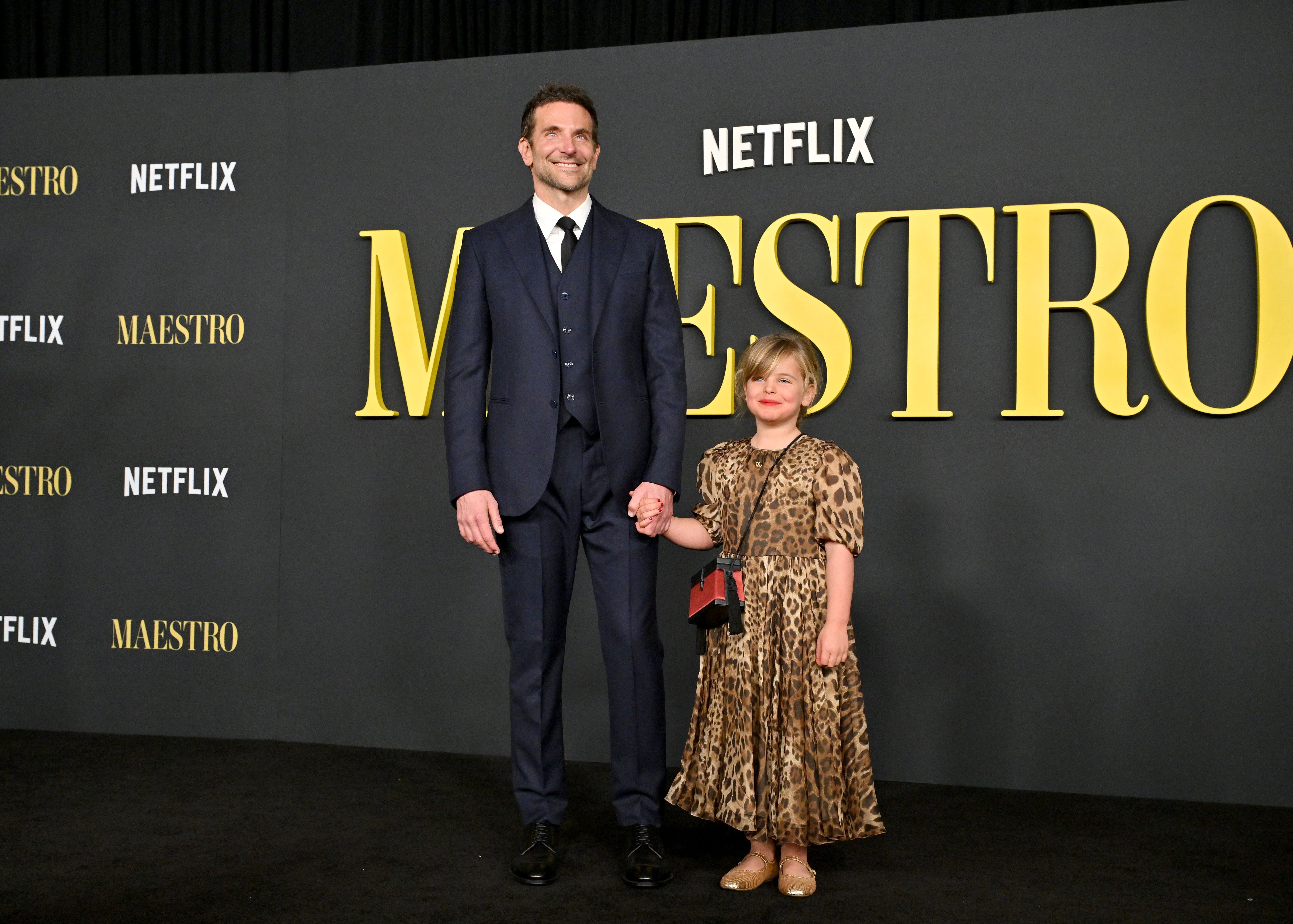 Bradley Cooper und Lea De Seine Shayk Cooper während des "Maestro"-Fotocalls von Netflix in Los Angeles im Academy Museum of Motion Pictures am 12. Dezember 2023 in Los Angeles, Kalifornien. | Quelle: Getty Images