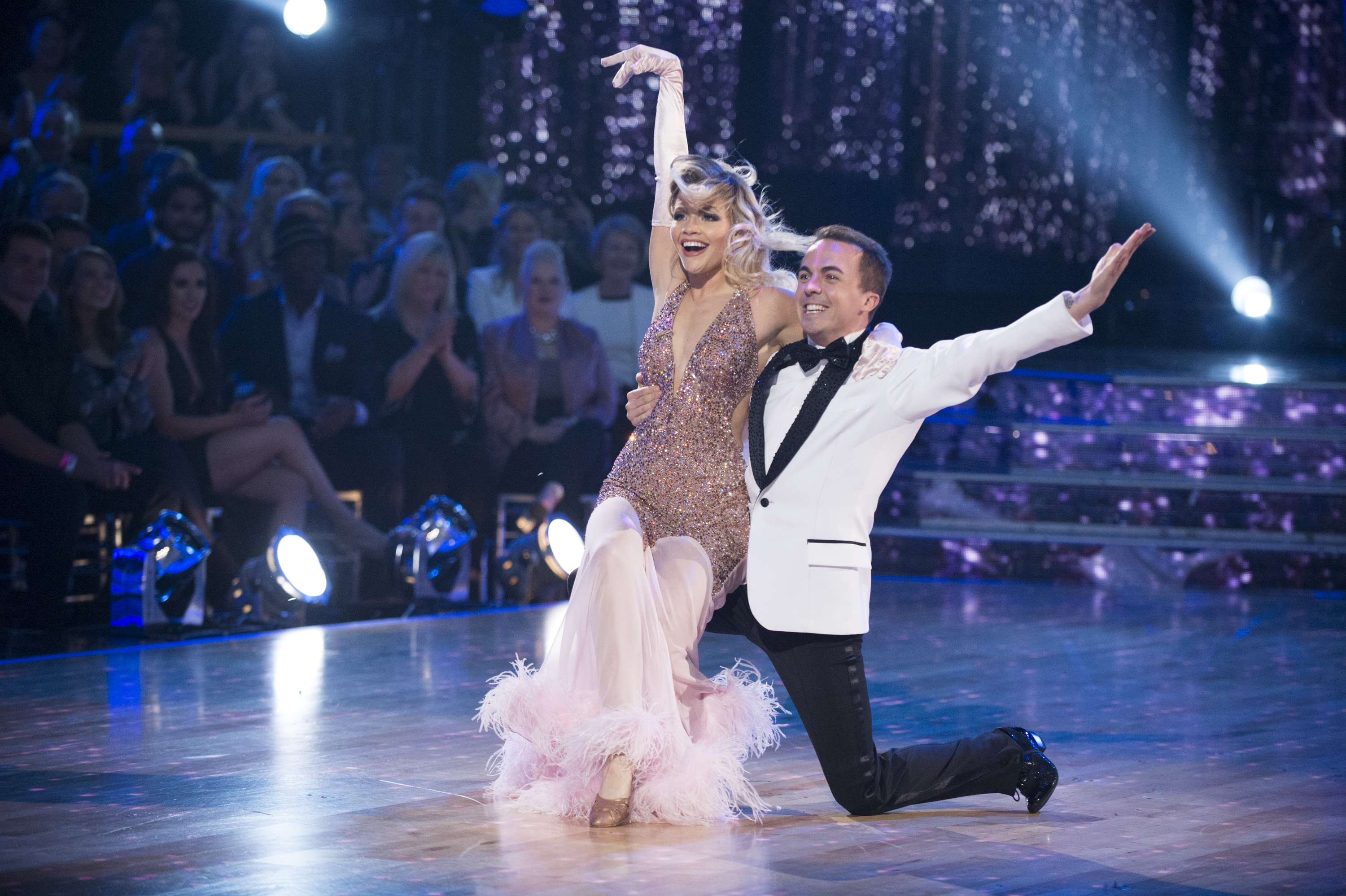 Frankie Muniz und Witney Carson bei ihrem Auftritt bei "Dancing with the Stars" Staffel 25 am 20. November 2017.  | Quelle: Getty Images