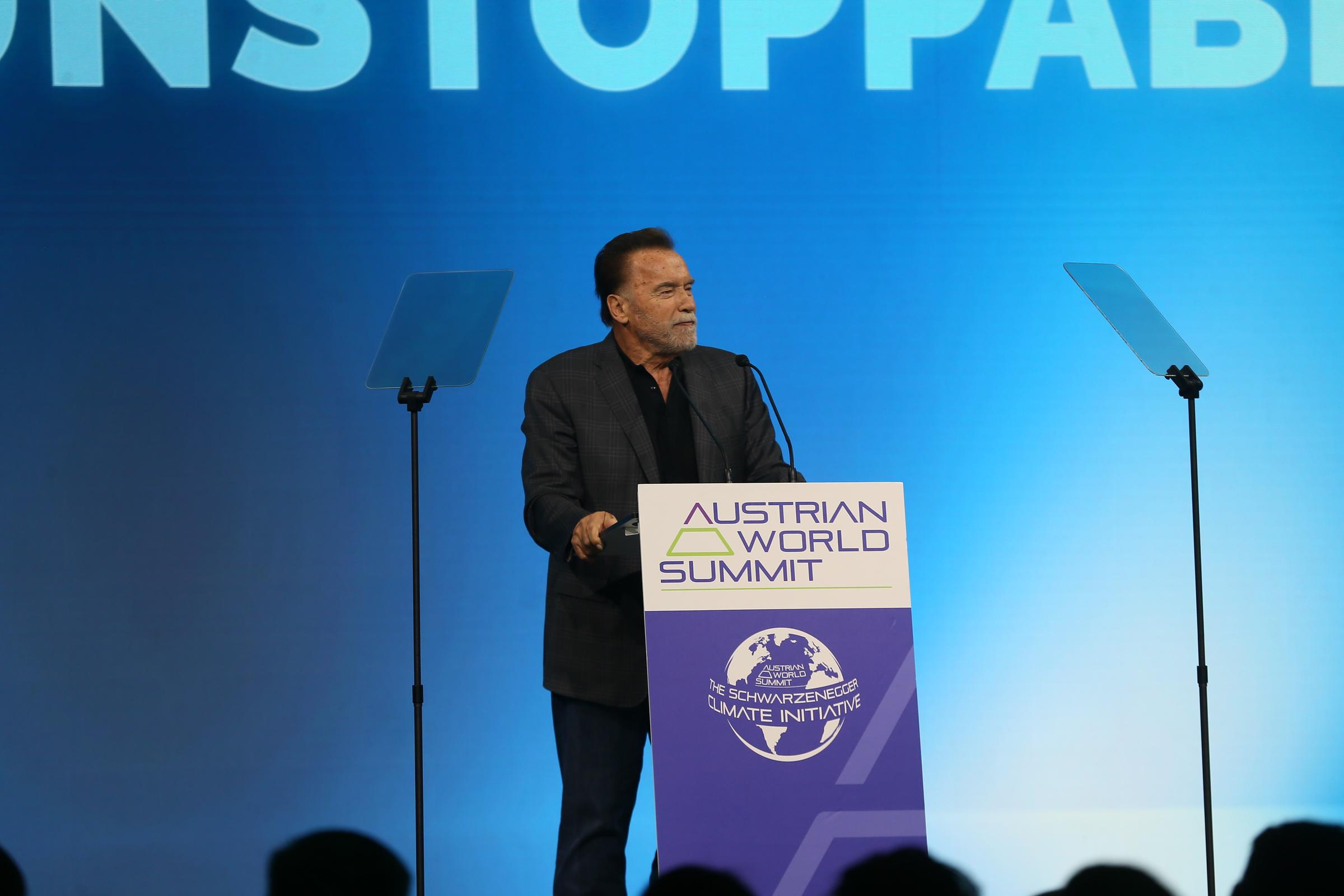 Er und seine langjährige Freundin Heather Milligan tauchten gemeinsam bei einem seltenen öffentlichen Auftritt auf. Auf diesem Foto hält Arnold Schwarzenegger eine Rede bei der "10th Austrian World Summit" climate conference at the Hofburg Palace on June 16, 2026, in Vienna, Austria. | Source: Getty Images