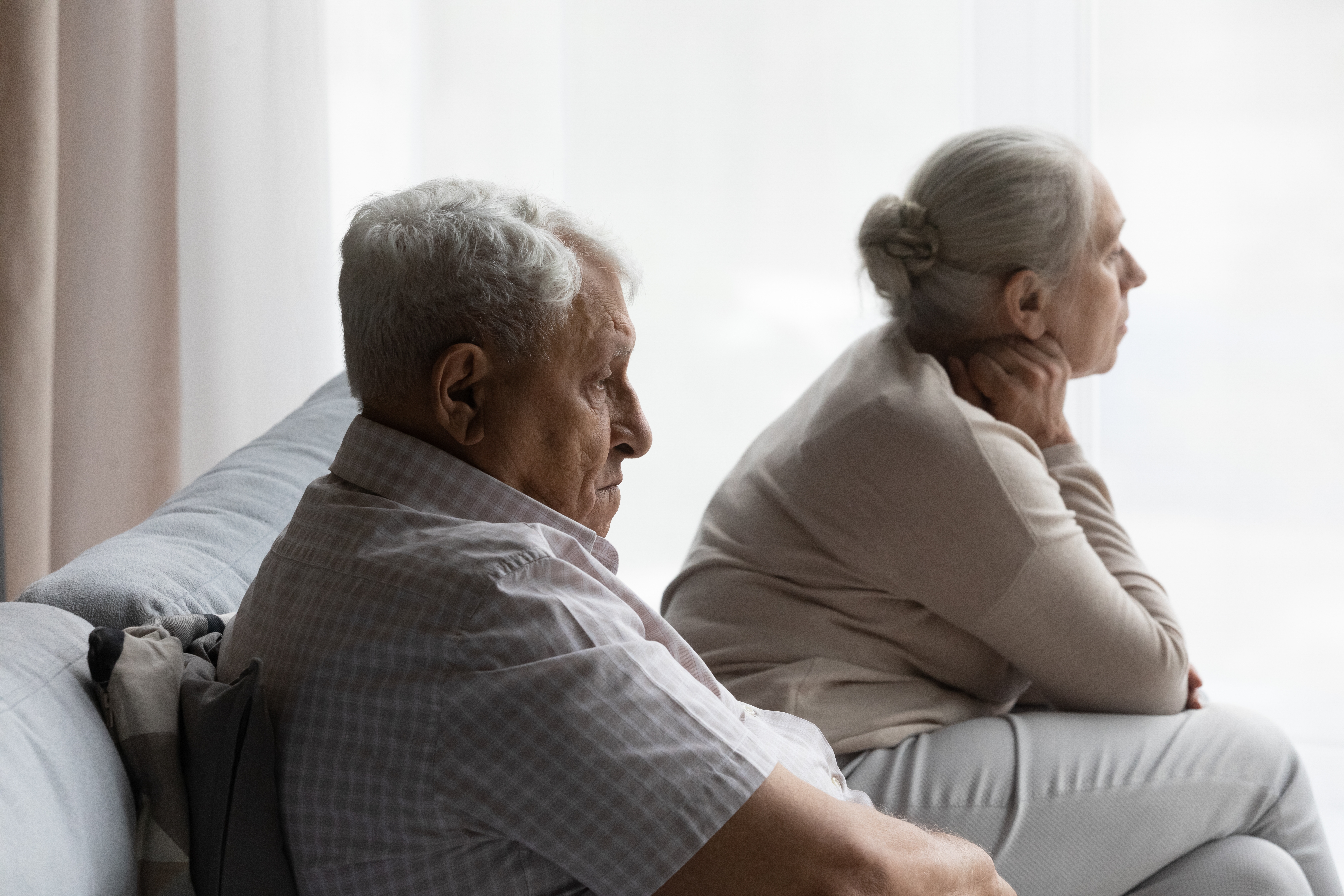 Ein ernst dreinblickendes älteres Paar | Quelle: Shutterstock