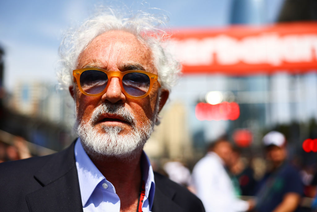 Flavio Briatore beobachtet das Geschehen von der Startaufstellung aus während des Formel-1-Grand-Prix von Aserbaidschan auf dem Baku City Circuit am 30. April 2023 in Baku, Aserbaidschan. | Quelle: Getty Images