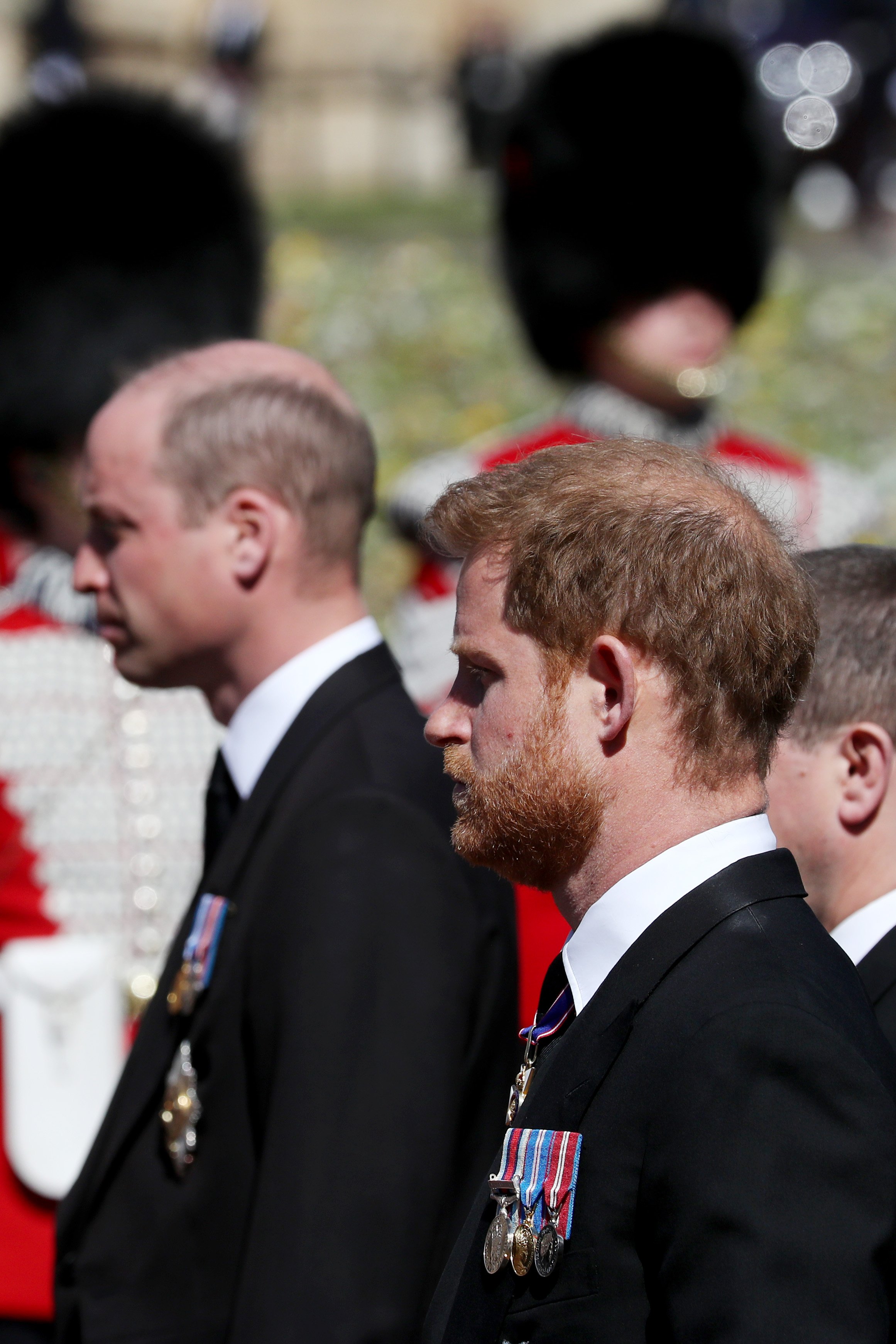 Prinz William, Herzog von Cambridge und Prinz Harry, Herzog von Sussex während der feierlichen Prozession während der Beerdigung von Prinz Philip, Herzog von Edinburgh auf Schloss Windsor am 17. April 2021 in Windsor, England | Quelle: Getty Images