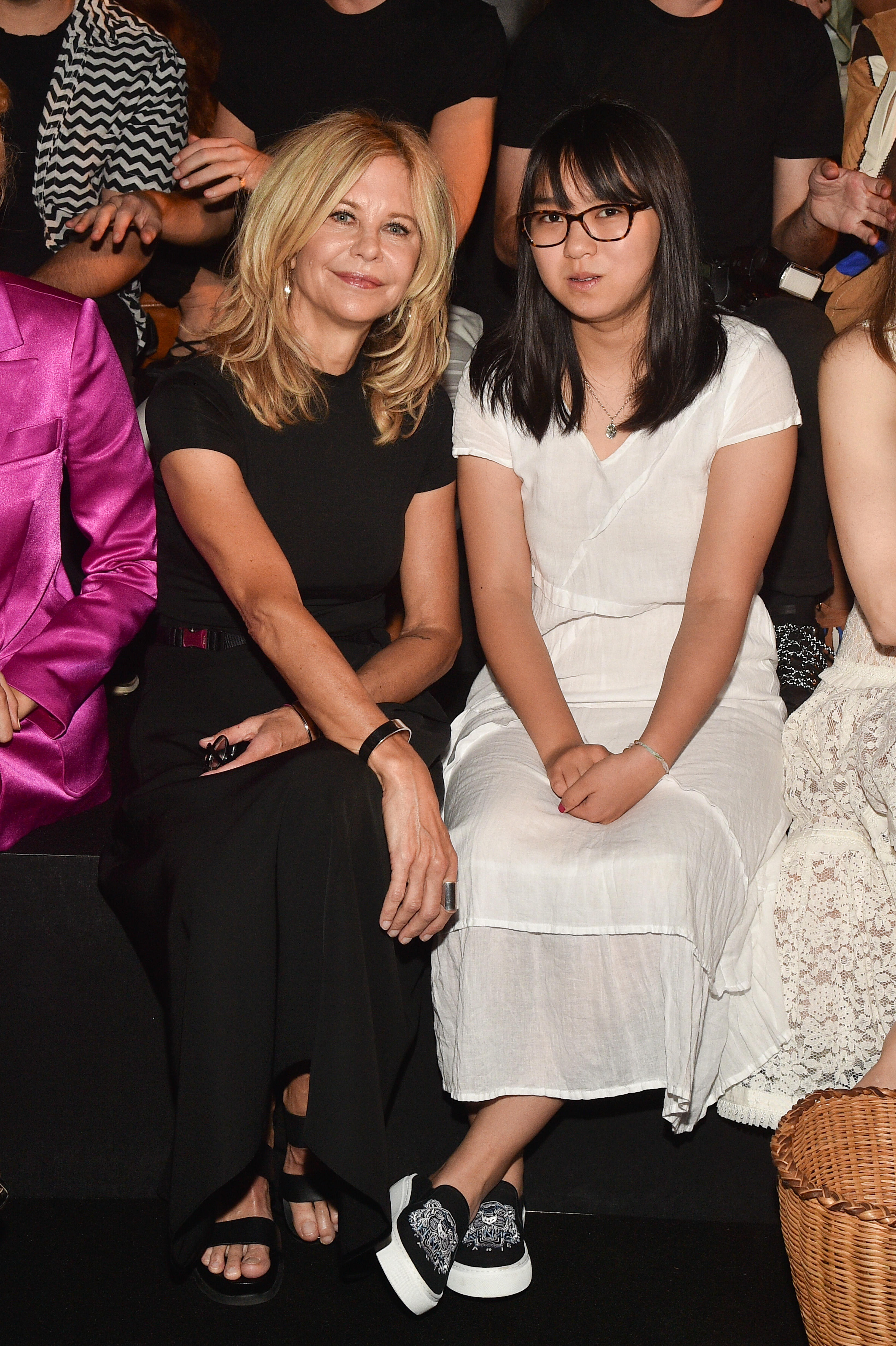 Meg und Daisy Ryan bei der Schiaparelli Haute Couture Herbst/Winter 2019 2020 Show im Rahmen der Paris Fashion Week in Paris, Frankreich am 01. Juli 2019 | Quelle: Getty Images