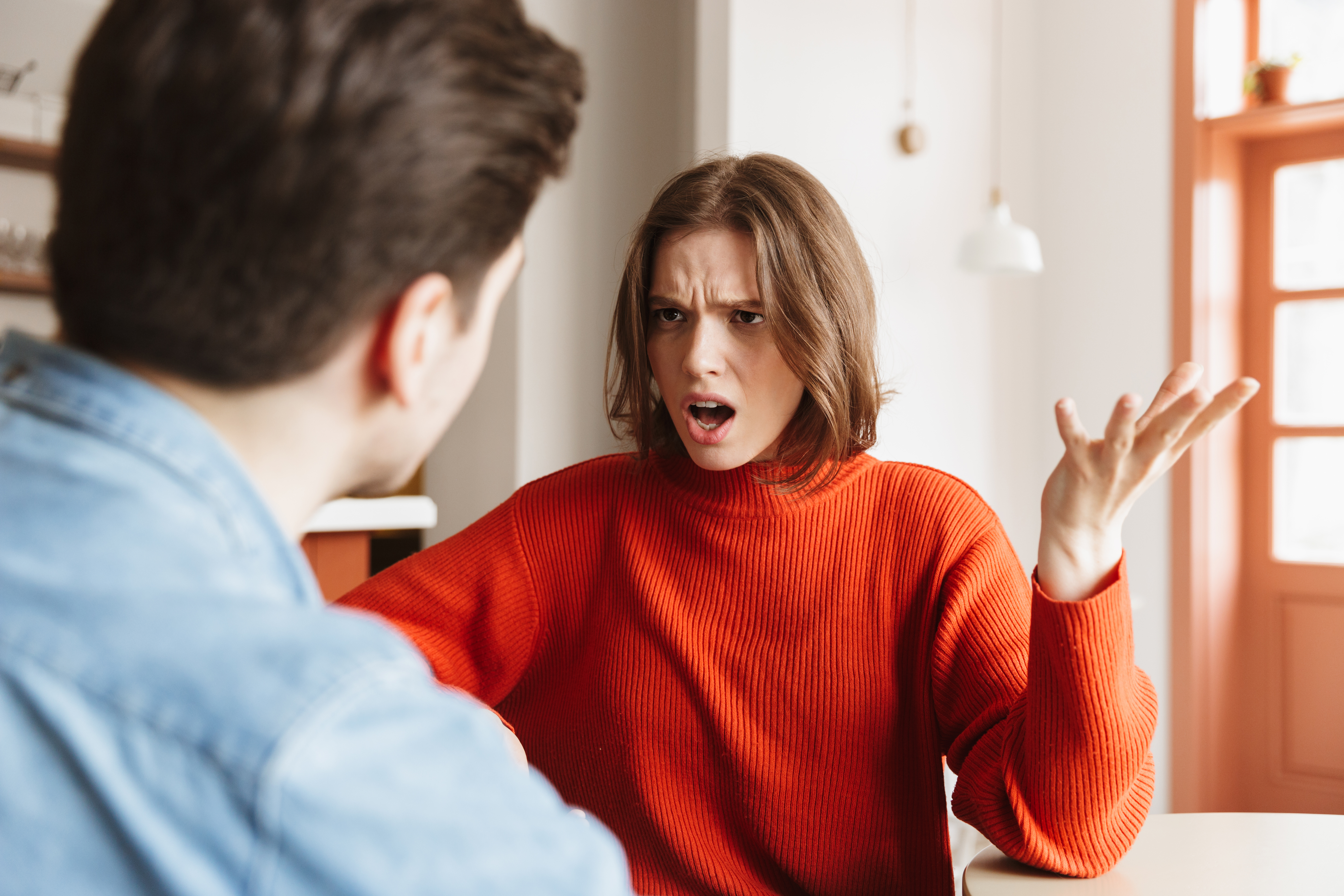 Eine Frau wird wütend, während sie sich mit ihrem Mann streitet | Quelle: Getty Images