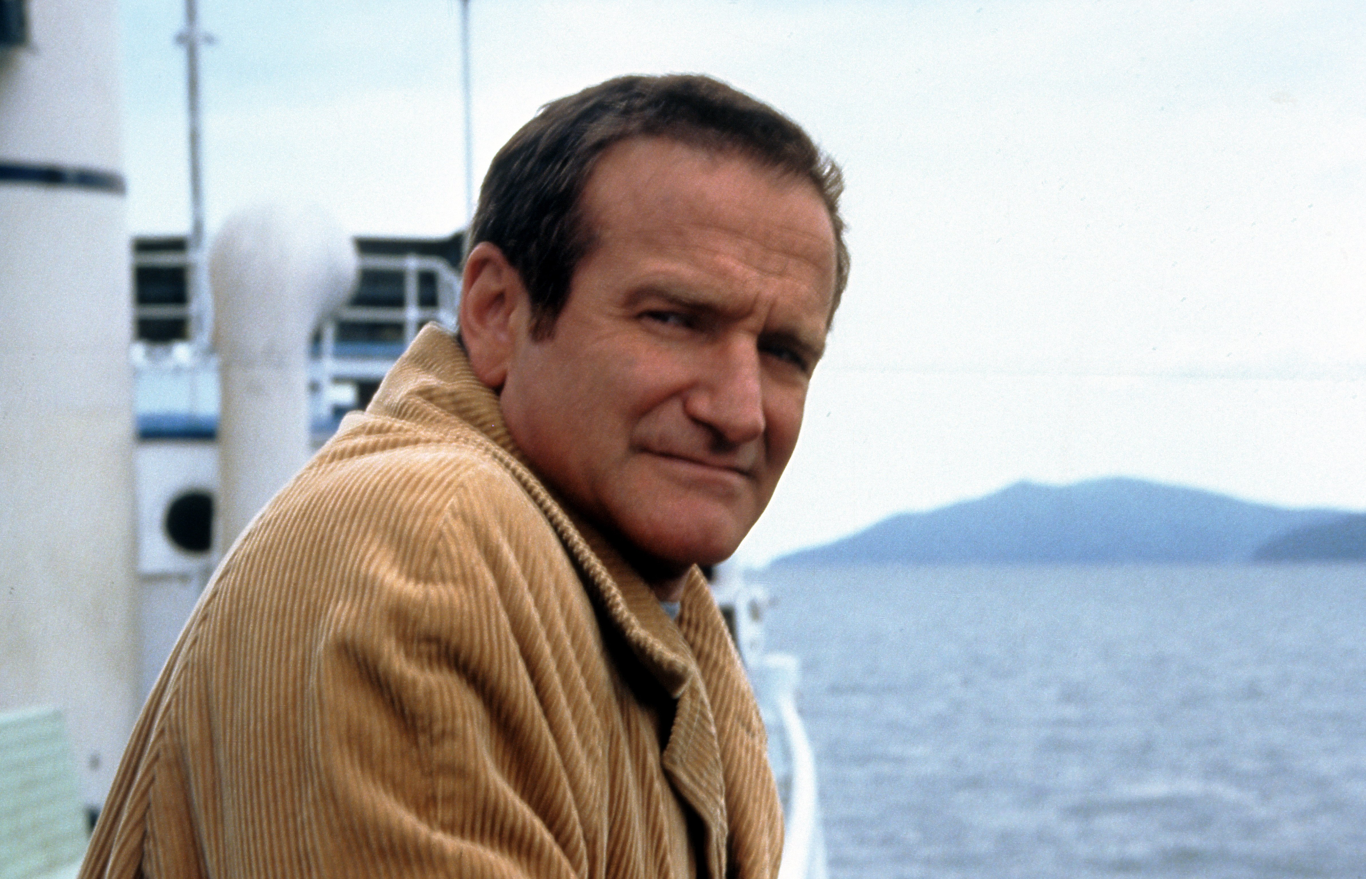 Robin Williams fährt auf einem Boot in einer Szene aus dem Film "Insomnia" von 2002 | Quelle: Getty Images
