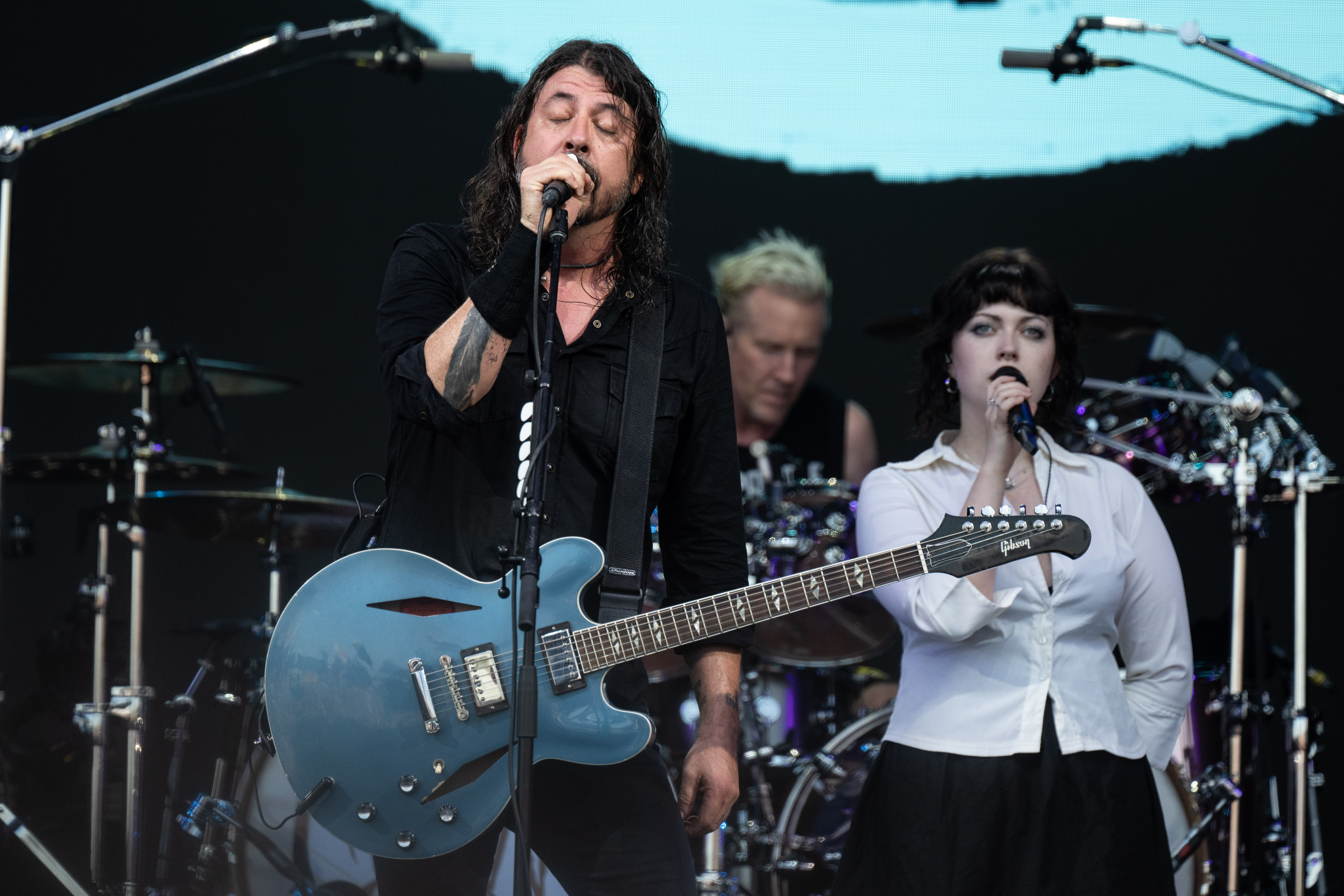 Dave Grohl tritt mit seiner Tochter Violet Grohl auf der Pyramid Stage an Tag 3 des Glastonbury Festivals 2023 am 23. Juni 2023 in Glastonbury, England, auf. | Quelle: Getty Images